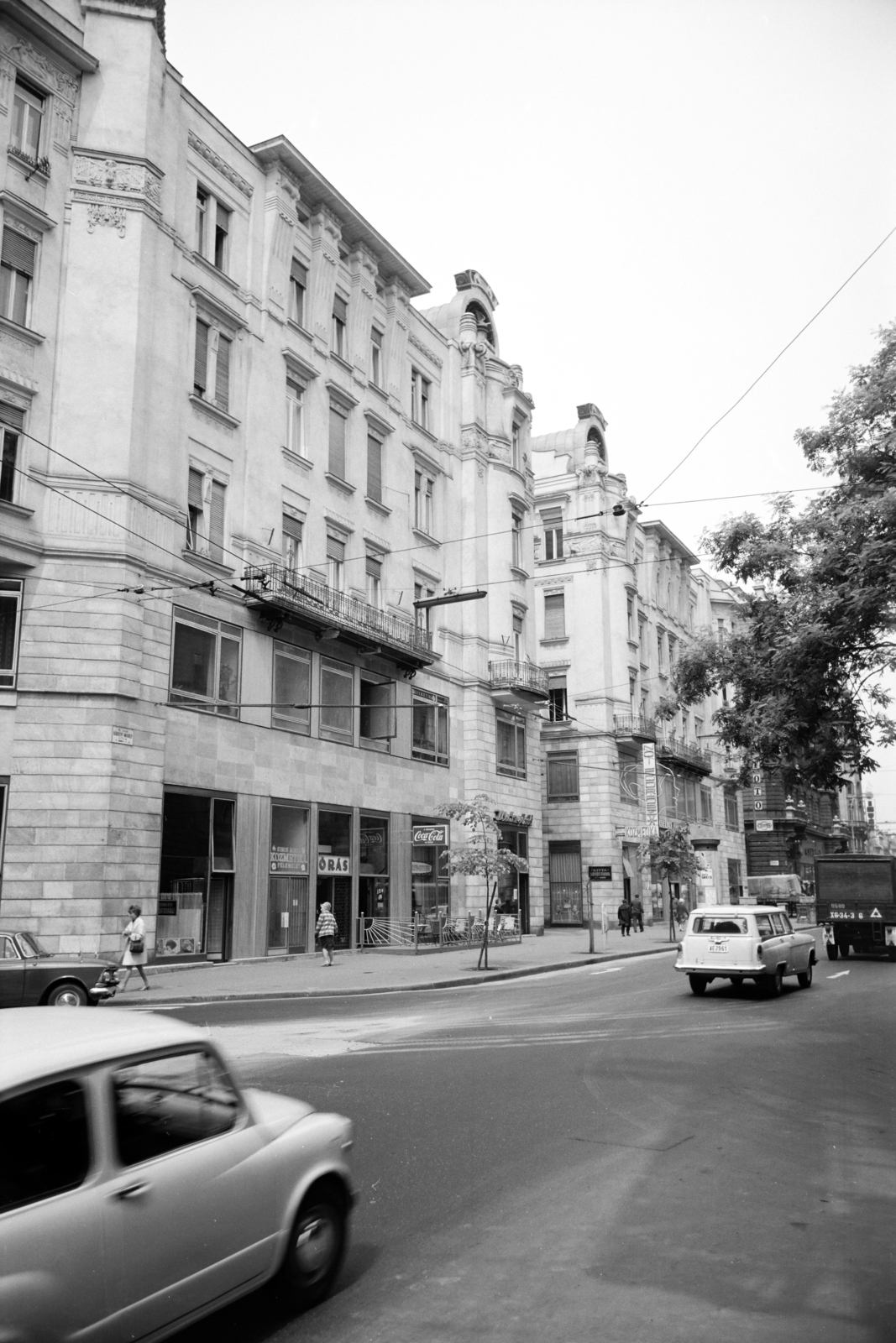 Hungary, Budapest V., Felszabadulás tér (Ferenciek tere) 4-es számú ház az Irányi utcai kerszteződéstől nézve., 1972, Artfókusz, Budapest, Fortepan #279640