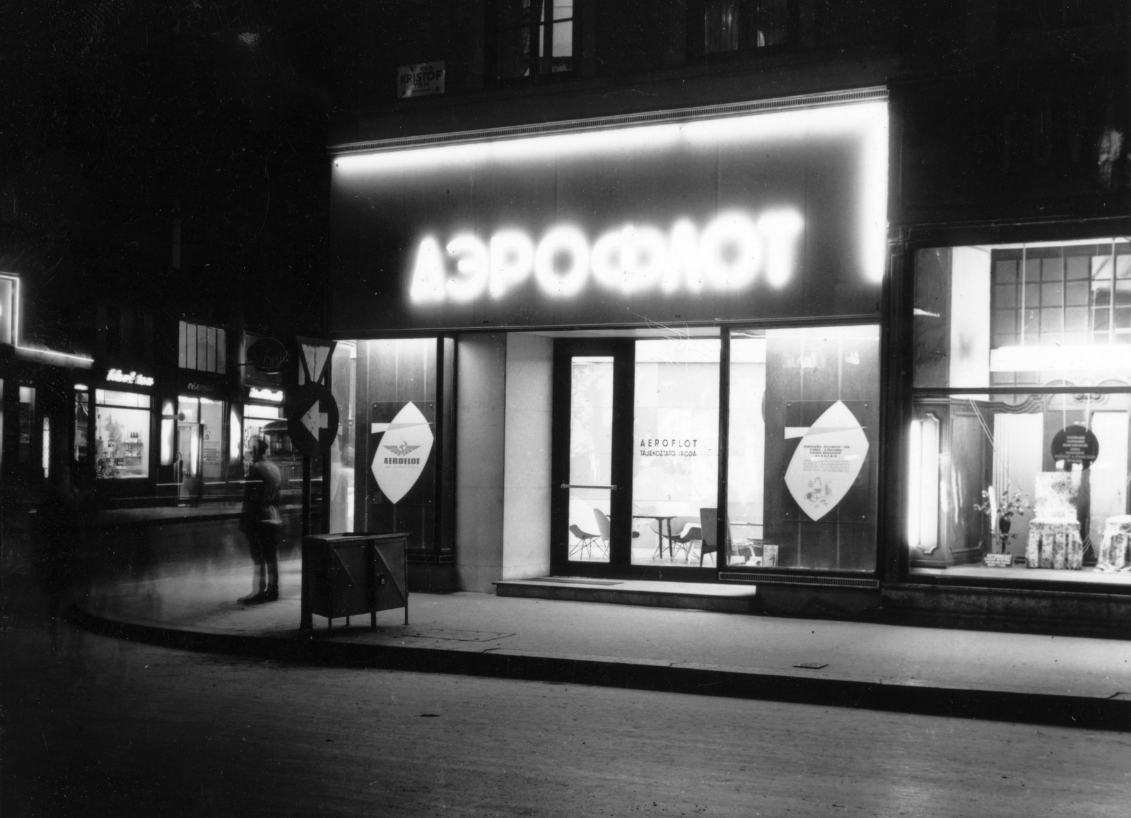 Hungary, Budapest V., Kristóf tér 8., Váci utca sarok., 1960, UVATERV, Show window, sign-board, neon sign, night, Aeroflot airlines, Budapest, Cyrillic alphabet, Fortepan #27965