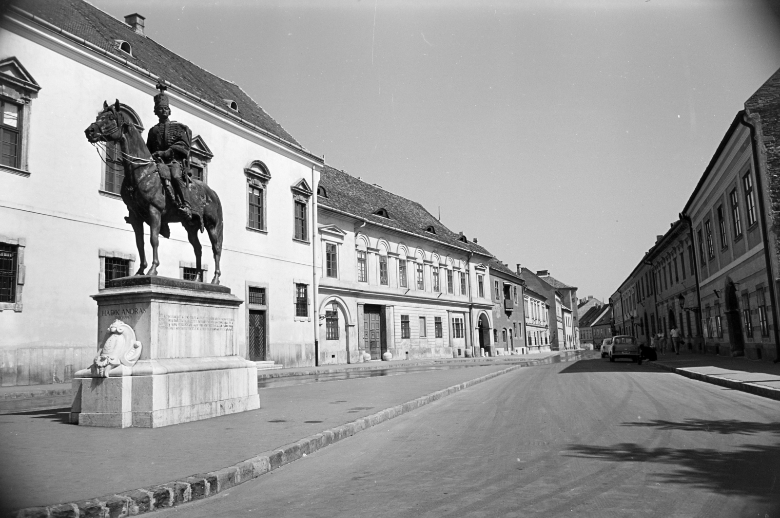 Hungary, Budapest I., Úri utca a Szentháromság utcánál, Hadik András lovasszobra (ifj. Vastagh György, 1937.), balra a háttérben a régi budai Városháza épülete., 1967, Artfókusz, Budapest, Fortepan #279653