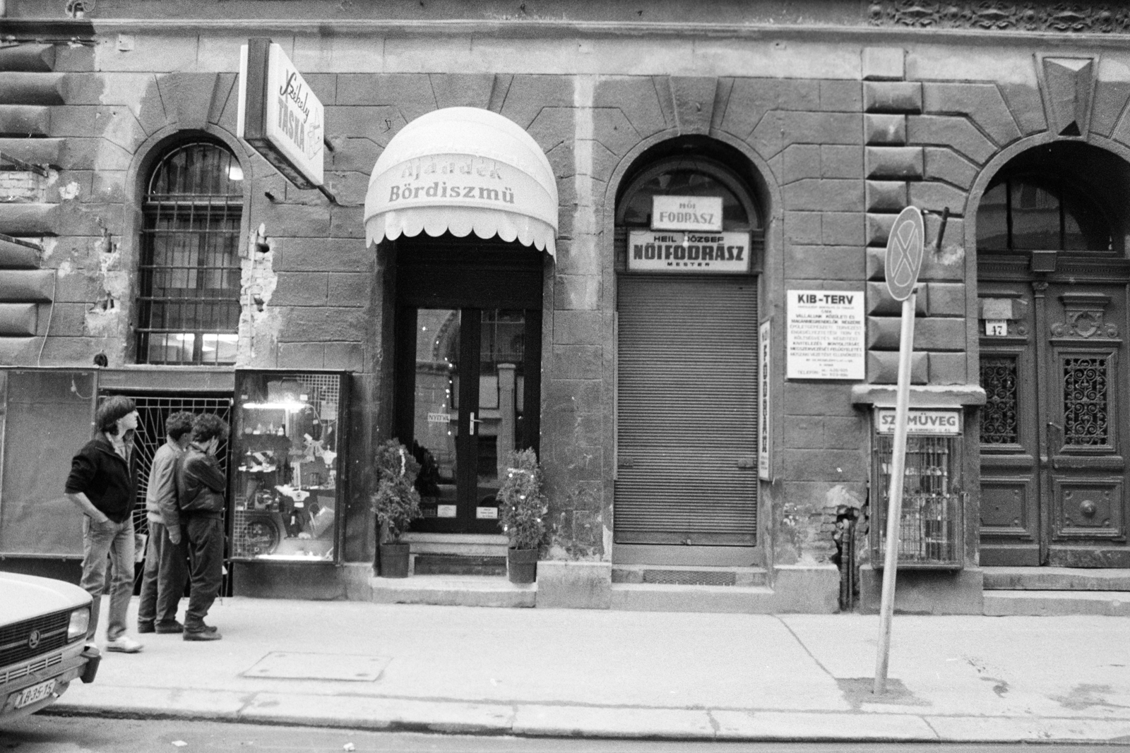 1982, Artfókusz, Show window, street view, hairdresser, leather goods, Fortepan #279662