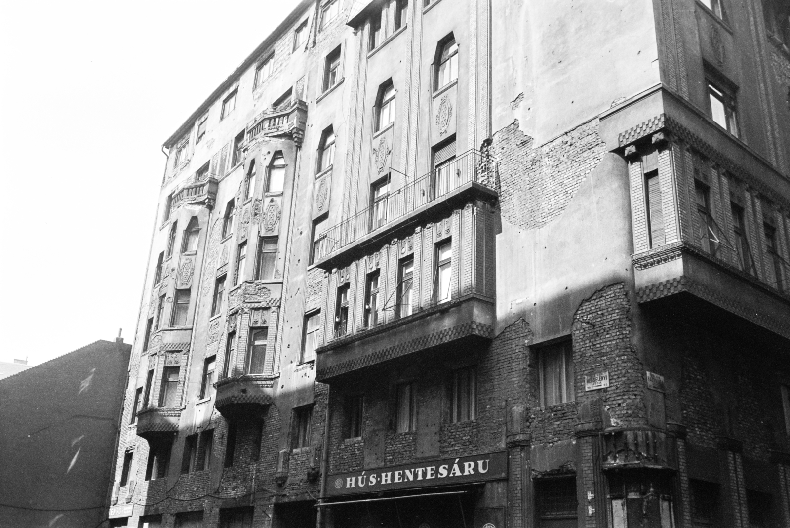 Hungary, Budapest VII., Wesselényi utca, szemben a 24-es számú ház, jobbra a Nagy Diófa utca., 1961, Artfókusz, Budapest, Fortepan #279666