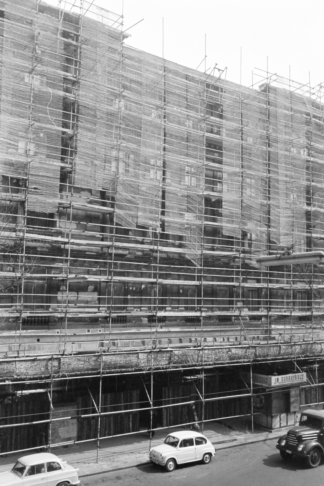 Hungary, Budapest VI., Nagymező utca, az Andrássy út (Népköztársaság útja) 32-es számú ház oldalhomlokzata., 1964, Artfókusz, Budapest, Fortepan #279668