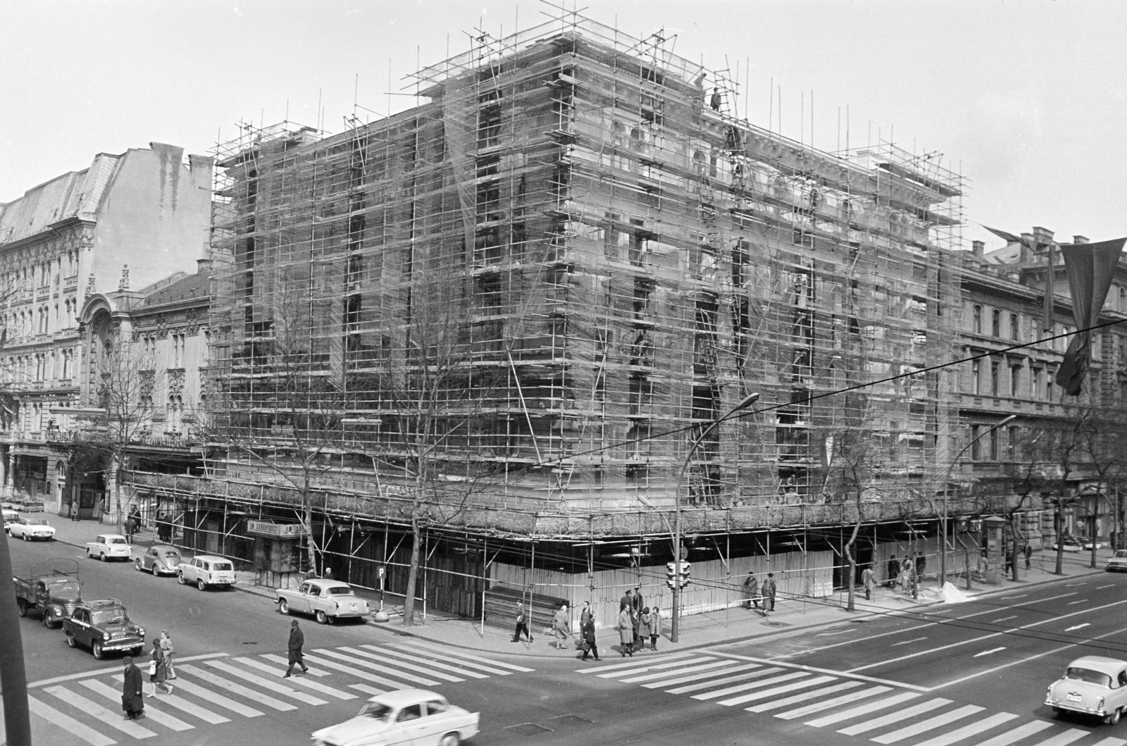 Hungary, Budapest VI., Nagymező utca - Andrássy út (Népköztársaság útja) sarok., 1964, Artfókusz, crosswalk, traffic, Budapest, Fortepan #279669