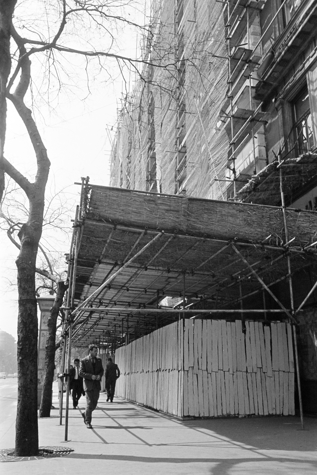 Hungary, Budapest VI., az Andrássy út (Népköztársaság útja) 32-es számú ház., 1964, Artfókusz, Budapest, scaffolding, site constraints, Fortepan #279671