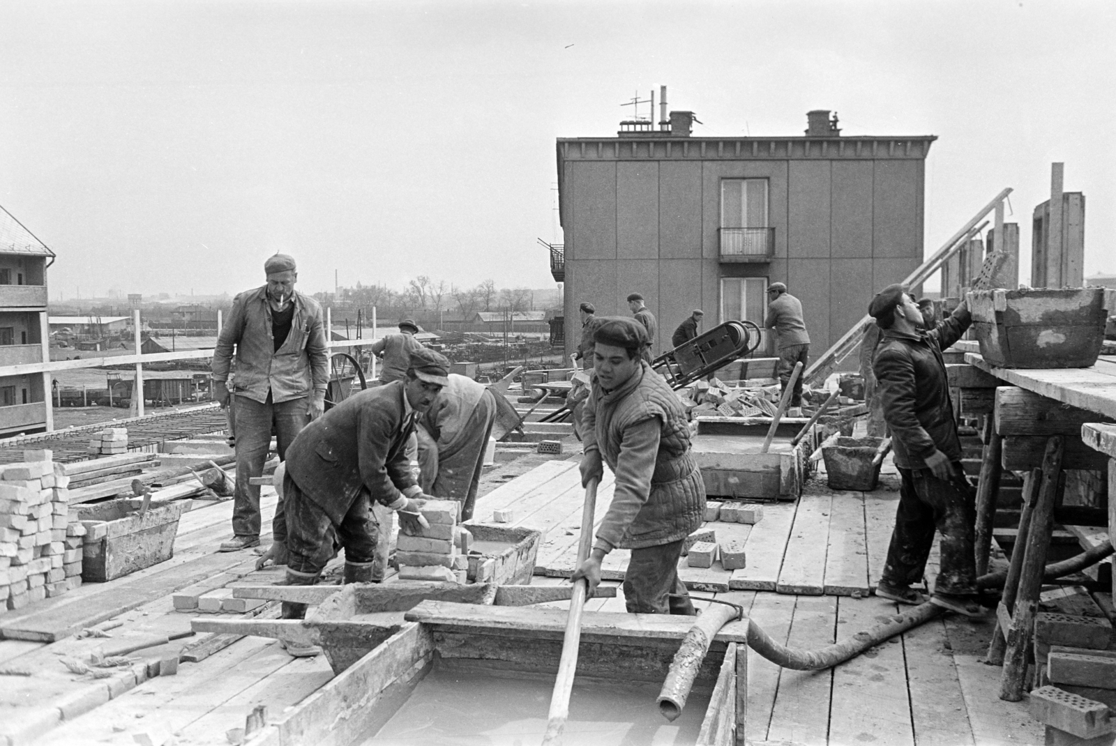 Magyarország, Budapest XIV., a Fogarasi út 17/a-b építkezése, a háttérben az Ormós (934.) utca 10-12. számú épület Budapest első, előregyártott elemekből épült lakóháza., 1964, Artfókusz, Fábián József, Budapest, Fortepan #279675