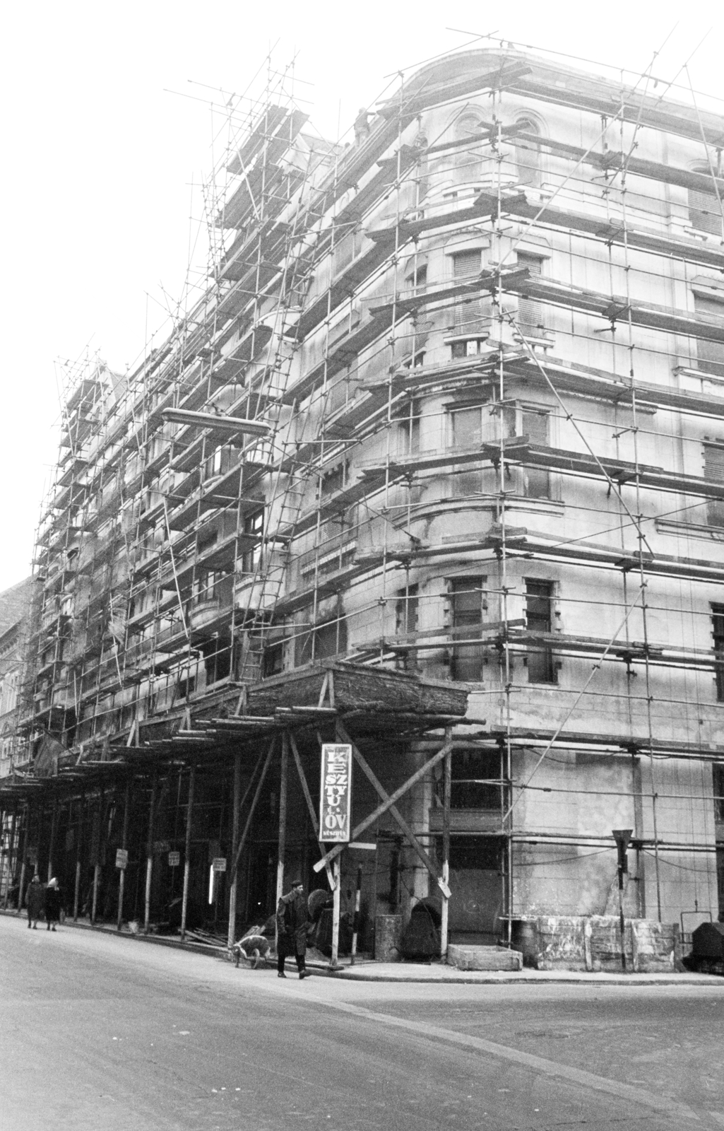 Hungary, Budapest VII., Wesselényi utca, szemben a felújítás alatt álló 35-ös számú ház az Akácfa utca sarkán., 1963, Artfókusz, Budapest, Fortepan #279677