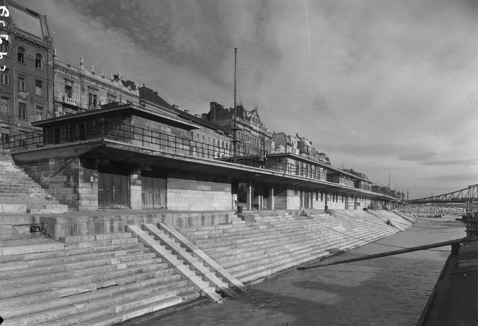 Hungary, Budapest V., Belgrád rakpart, a MAHART nemzetközi hajóállomásának épületei a Duna felől. Háttérben a Szabadság híd., 1955, UVATERV, Budapest, stairs, boat station, Fortepan #27968