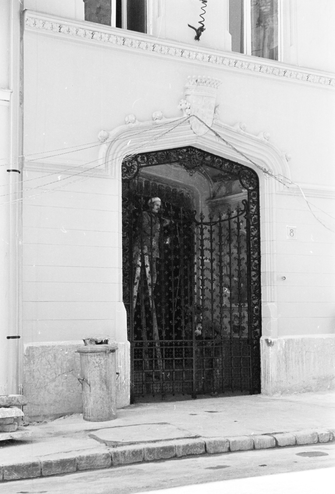 Magyarország, budai Vár, Budapest I., az Úri utca 8. számú ház, a Széchenyi palota Tudor íves kapuja a Széchenyi-címerrel., 1960, Artfókusz, Fábián József, kovácsoltvas, kuka, létra, festés, Budapest, Fortepan #279689