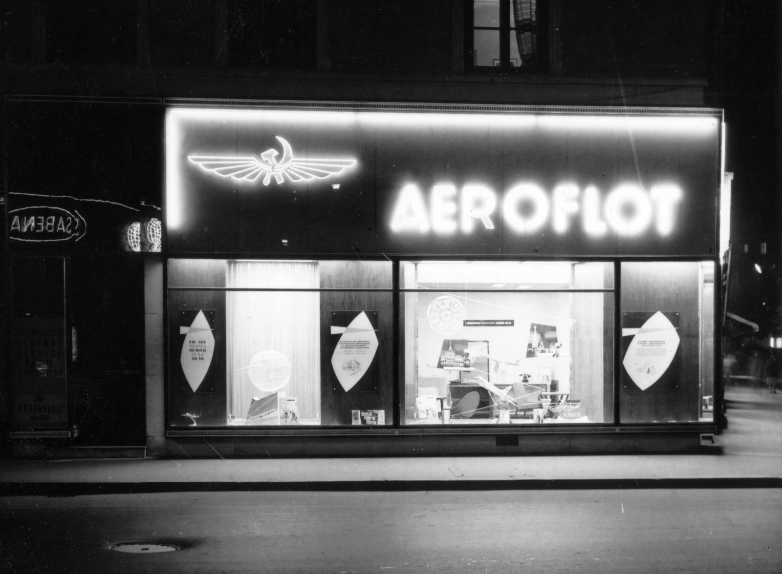 Hungary, Budapest V., Váci utca 4., Kristóf tér sarok., 1960, Fortepan, Show window, flying, neon sign, night, Aeroflot airlines, Budapest, Fortepan #27969