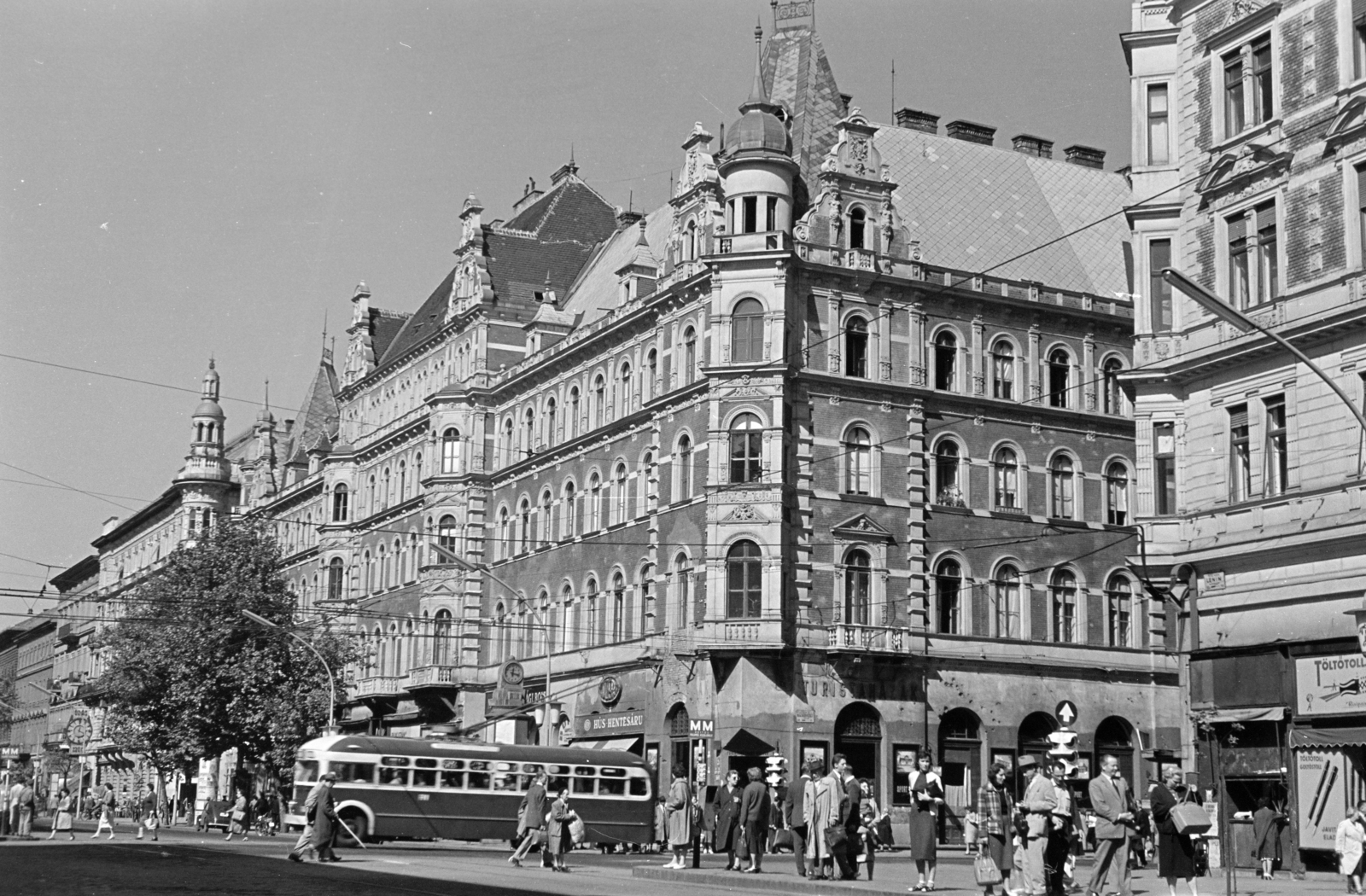 Magyarország, Budapest VI., Teréz körút, szemben az 1. (Lenin körút 55.) számú ház a Király (Majakovszkij) utca sarkán., 1963, Artfókusz, Fábián József, Budapest, Fortepan #279694