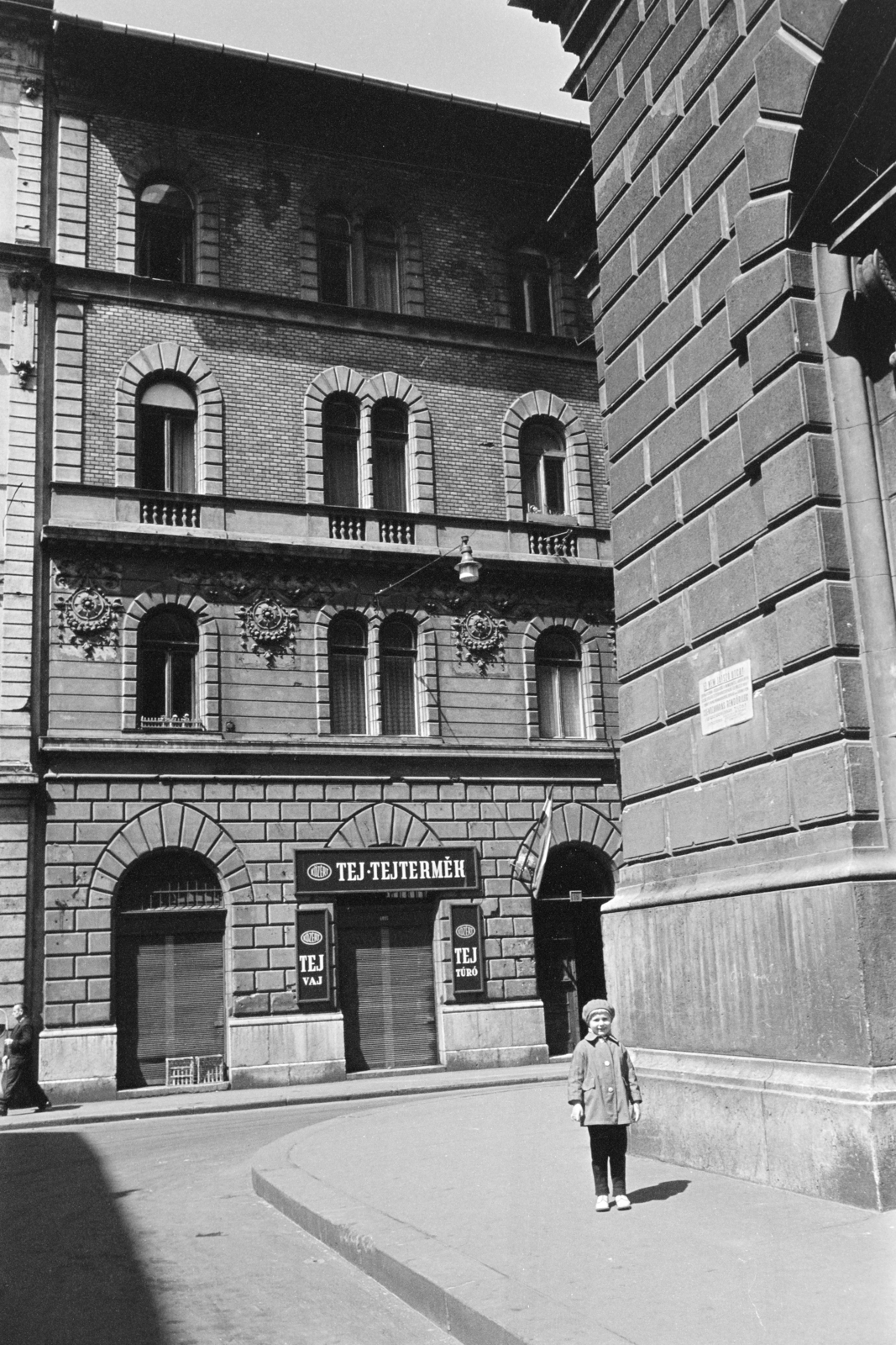 Hungary, Budapest VI., Dalszínház utca, a felvétel az Operaház mellett készült, háttérben a Lázár utcai 18. számú ház., 1964, Artfókusz, Budapest, Fortepan #279697
