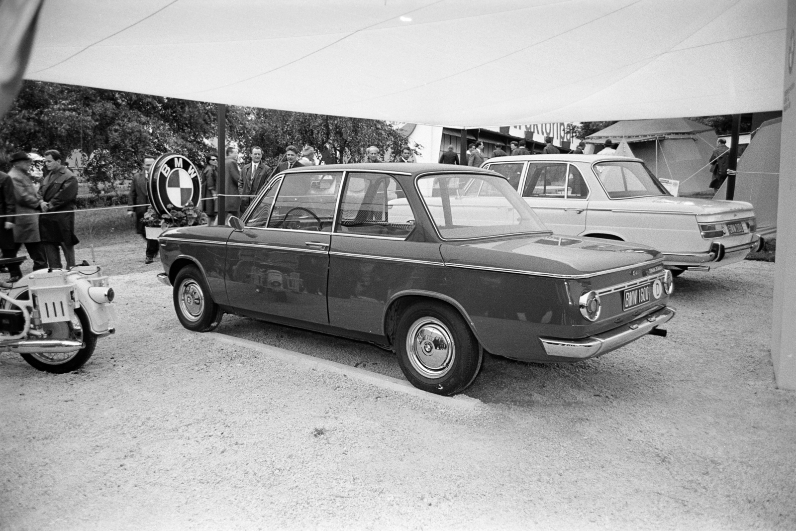 Magyarország, Városliget,Budapesti Nemzetközi Vásár, Budapest XIV., BMW személygépkocsik és motorkerékpárok kiállítási területe., 1967, Artfókusz, Fábián József, BMW Neue Klasse, BMW 02, Budapest, Fortepan #279700