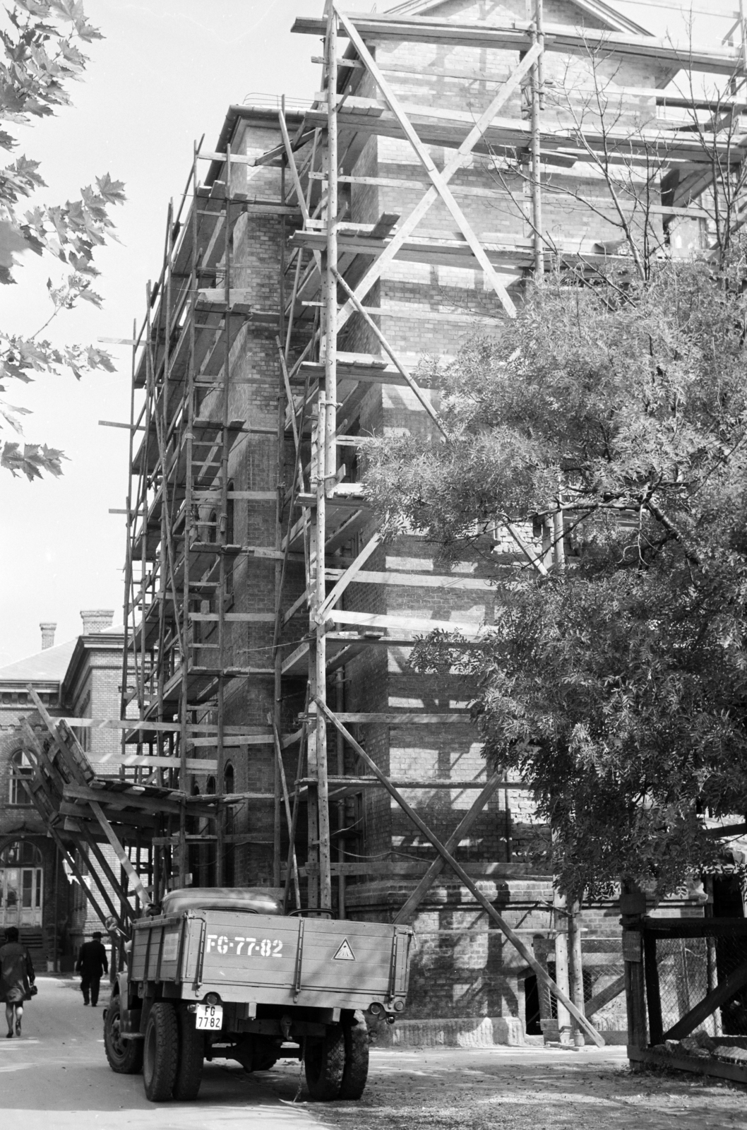 Hungary, Budapest IX., Nagyvárad tér, Szent István kórház, jobbra a felállványozott A épület, balra a háttérben a főépület., 1965, Artfókusz, Budapest, Fortepan #279702