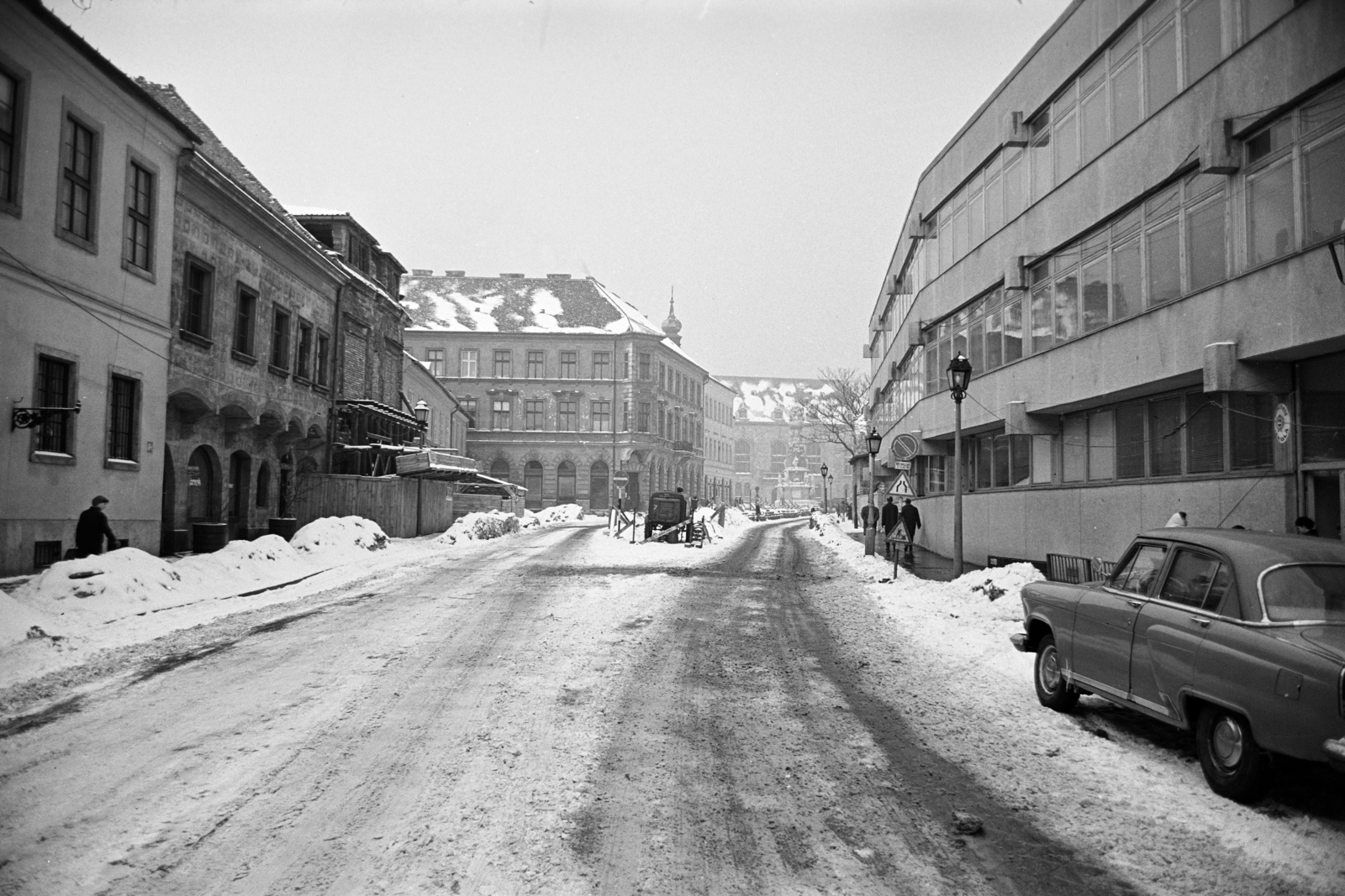 Magyarország, budai Vár, Budapest I., Tárnok utca, bal oldalon a Tárnok eszpresszó. Szemben a Balta köz sarkán álló ház és a Szentháromság-szobor látható. Jobbra a Budavári Általános Iskola., 1969, Artfókusz, Fábián József, GAZ M21 Volga, Budapest, Fortepan #279703