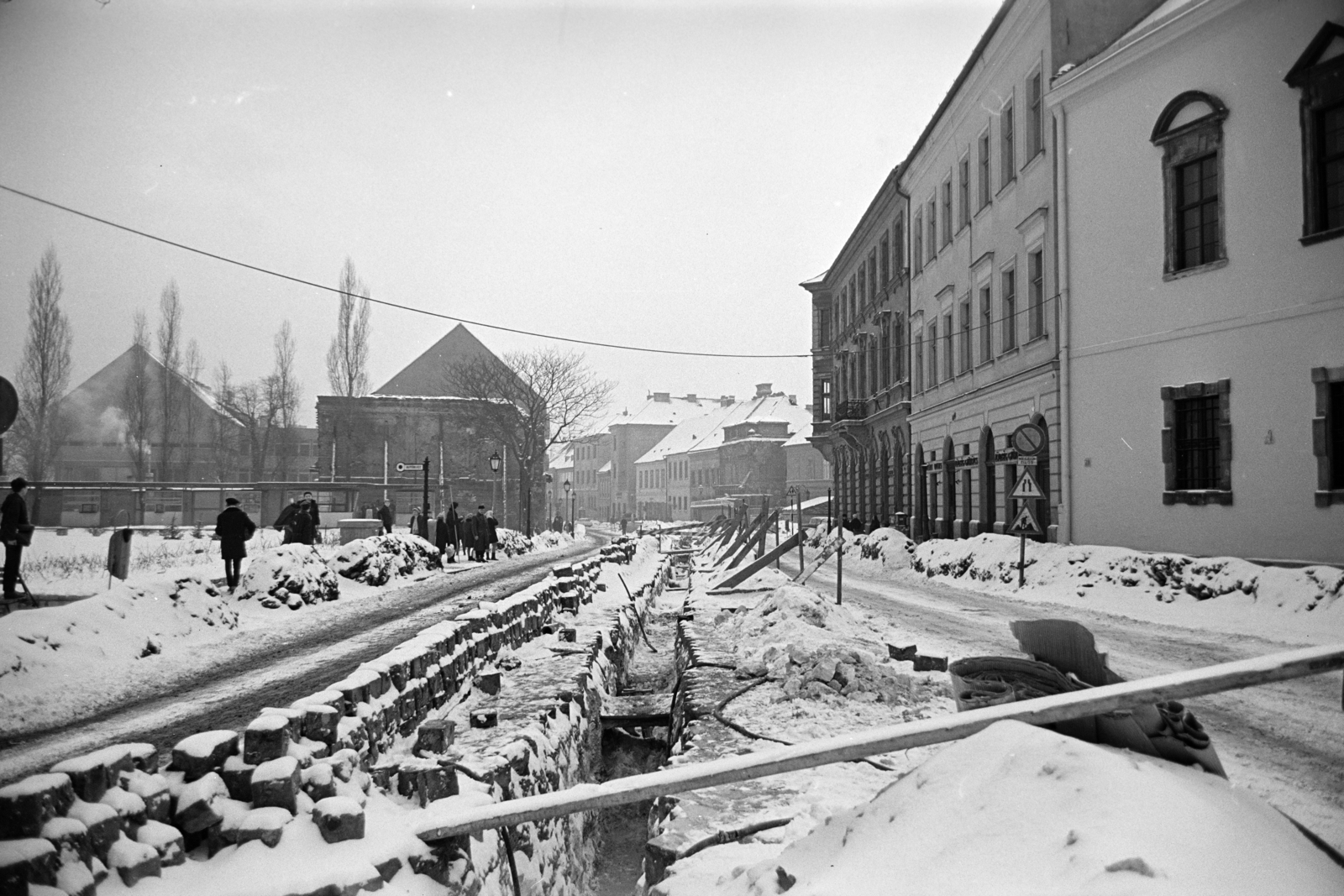 Hungary, Budapest I., Tárnok utca a Szentháromság térnél, jobbra a régi budai Városháza épületének részlete látható., 1969, Artfókusz, Budapest, Fortepan #279706