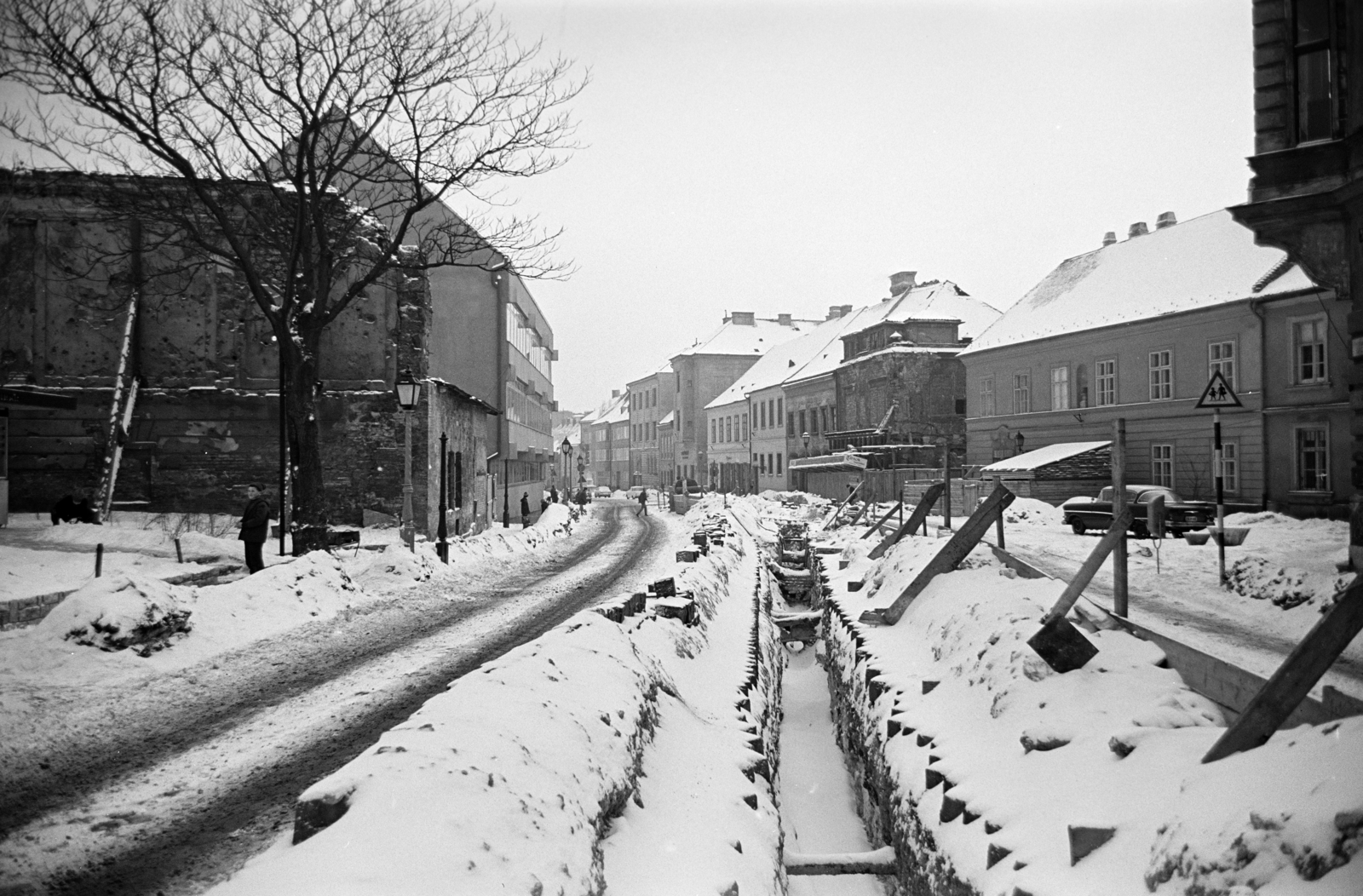Hungary, Budapest I., Tárnok utca a Balta köznél, balra a modern épület a Budavári Általános Iskola., 1969, Artfókusz, Budapest, Fortepan #279707
