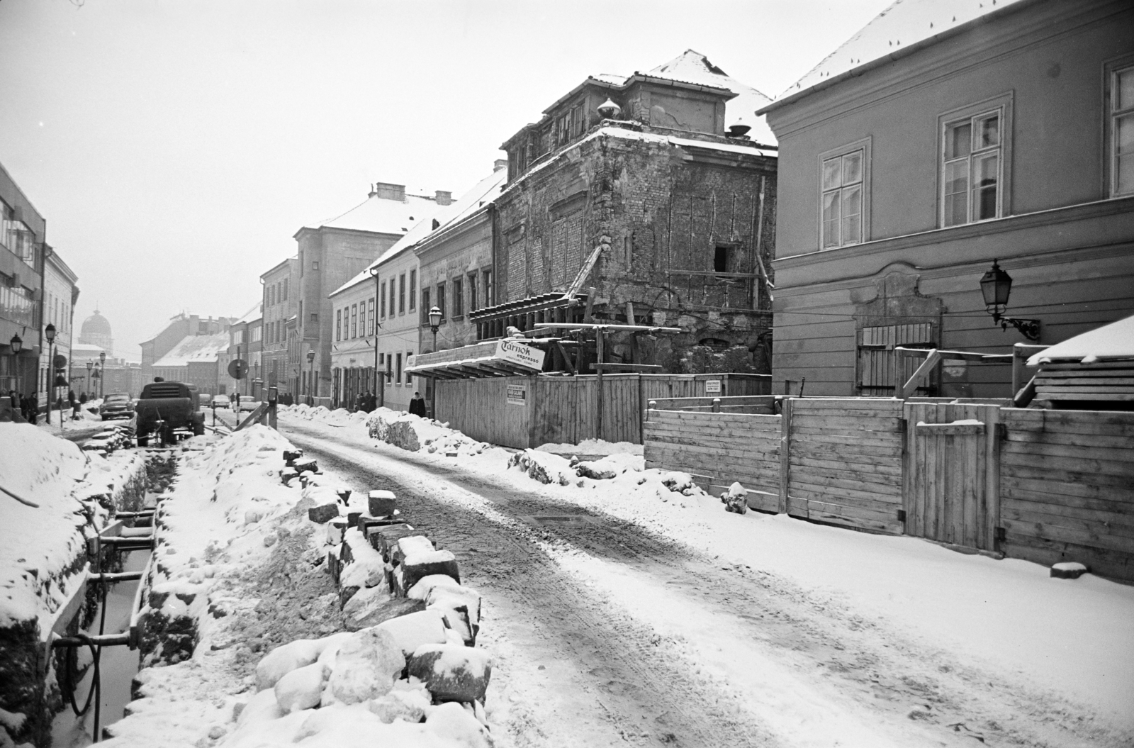 Hungary, Budapest I., Tárnok utca, szemben a Budavári Palota (korábban Királyi Palota) kupolája látható, jobbra a romos épület az Anna utca sarkán áll., 1969, Artfókusz, winter, sewerage, Budapest, Fortepan #279709
