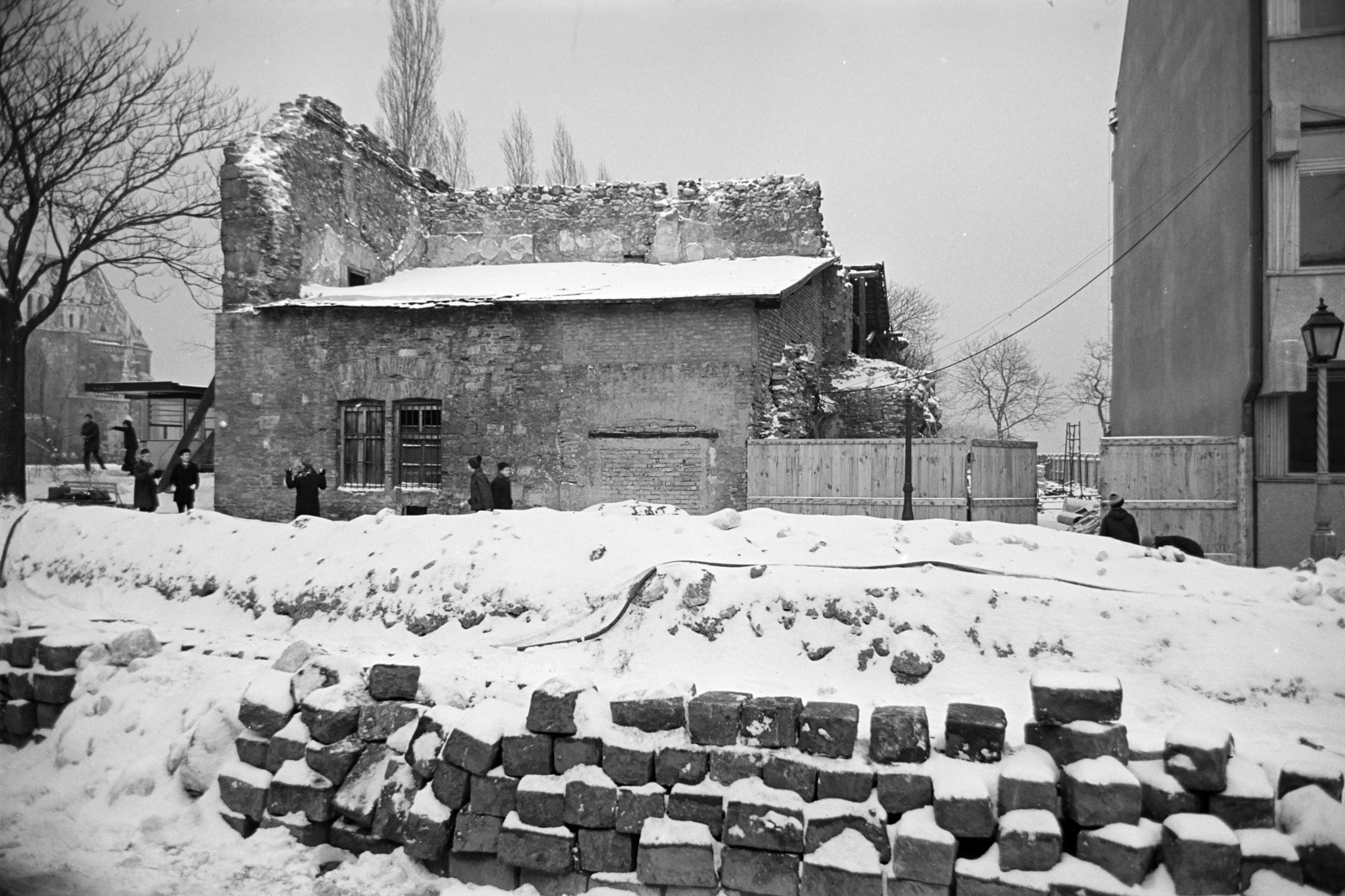 Magyarország, budai Vár, Budapest I., Tárnok utca, szemben a romos 13-as számú ház, ettől balra a Mátyás-templom, jobbra a Budavári Általános Iskola., 1969, Artfókusz, Fábián József, Budapest, Fortepan #279710