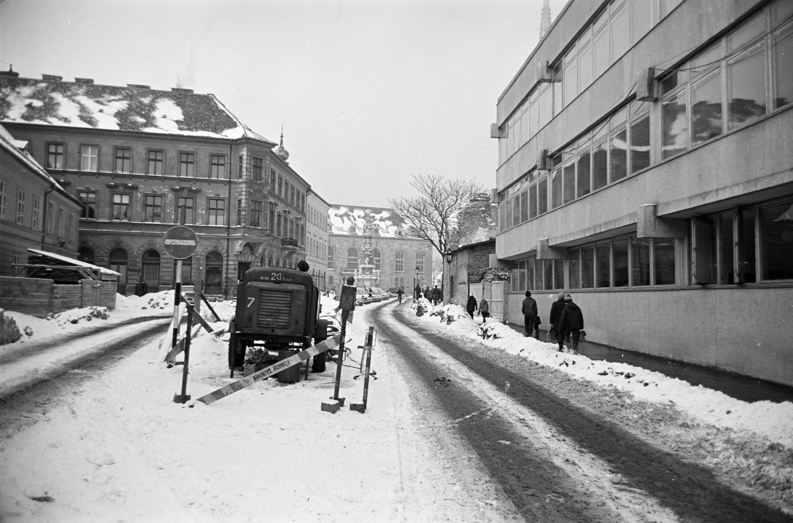 Magyarország, budai Vár, Budapest I., Tárnok utca, szemben a Balta köz sarkán álló ház és a Szentháromság-szobor látható. Jobbra a Budavári Általános Iskola felett a Mátyás-templom tornya., 1969, Artfókusz, Fábián József, Budapest, Fortepan #279711