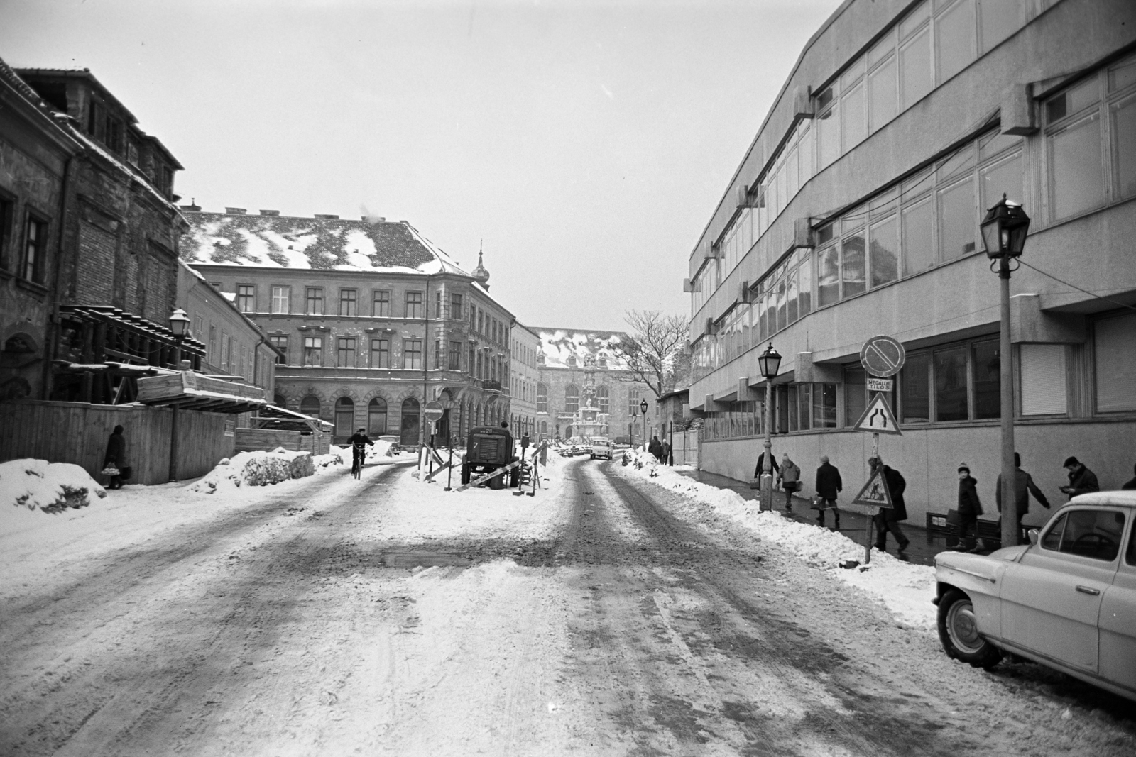 Hungary, Budapest I., Tárnok utca, bal oldalon a Tárnok eszpresszó. Szemben a Balta köz sarkán álló ház és a Szentháromság-szobor látható. Jobbra a Budavári Általános Iskola., 1969, Artfókusz, Budapest, Fortepan #279712