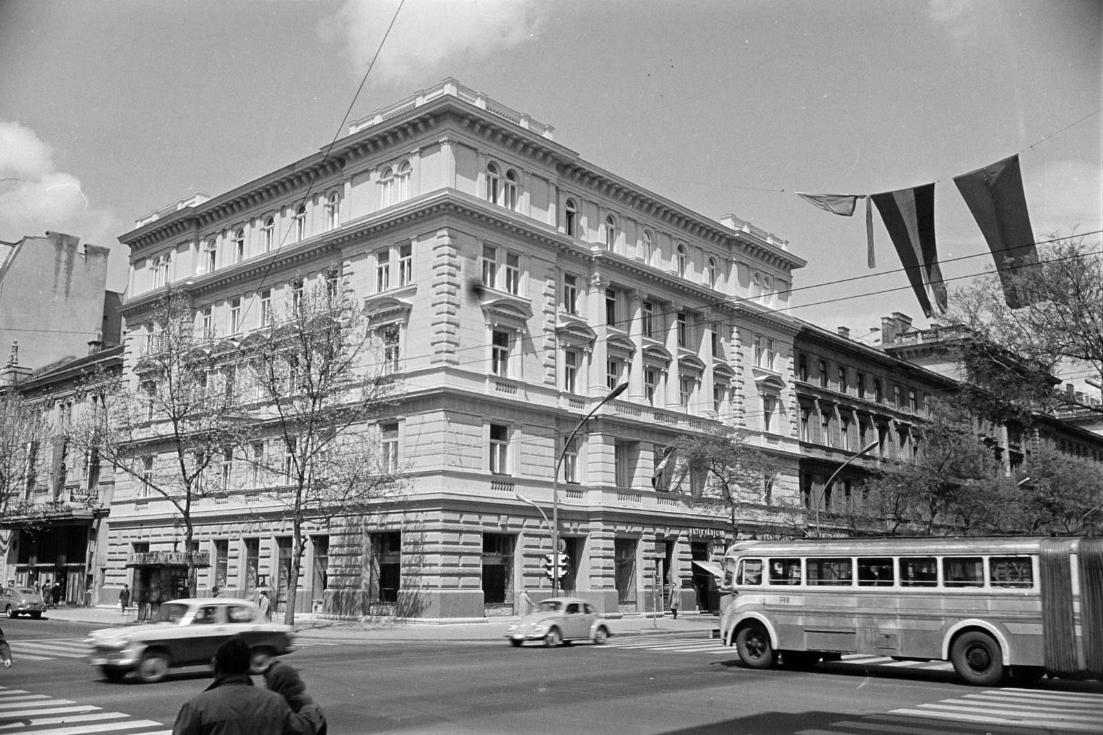 Magyarország, Budapest VI., Nagymező utca - Andrássy út (Népköztársaság útja) sarok., 1967, Artfókusz, Fábián József, Volkswagen Bogár, FSO Warszawa, forgalom, Moszkvics 407, Ikarus 60T csuklós, Budapest, Fortepan #279717