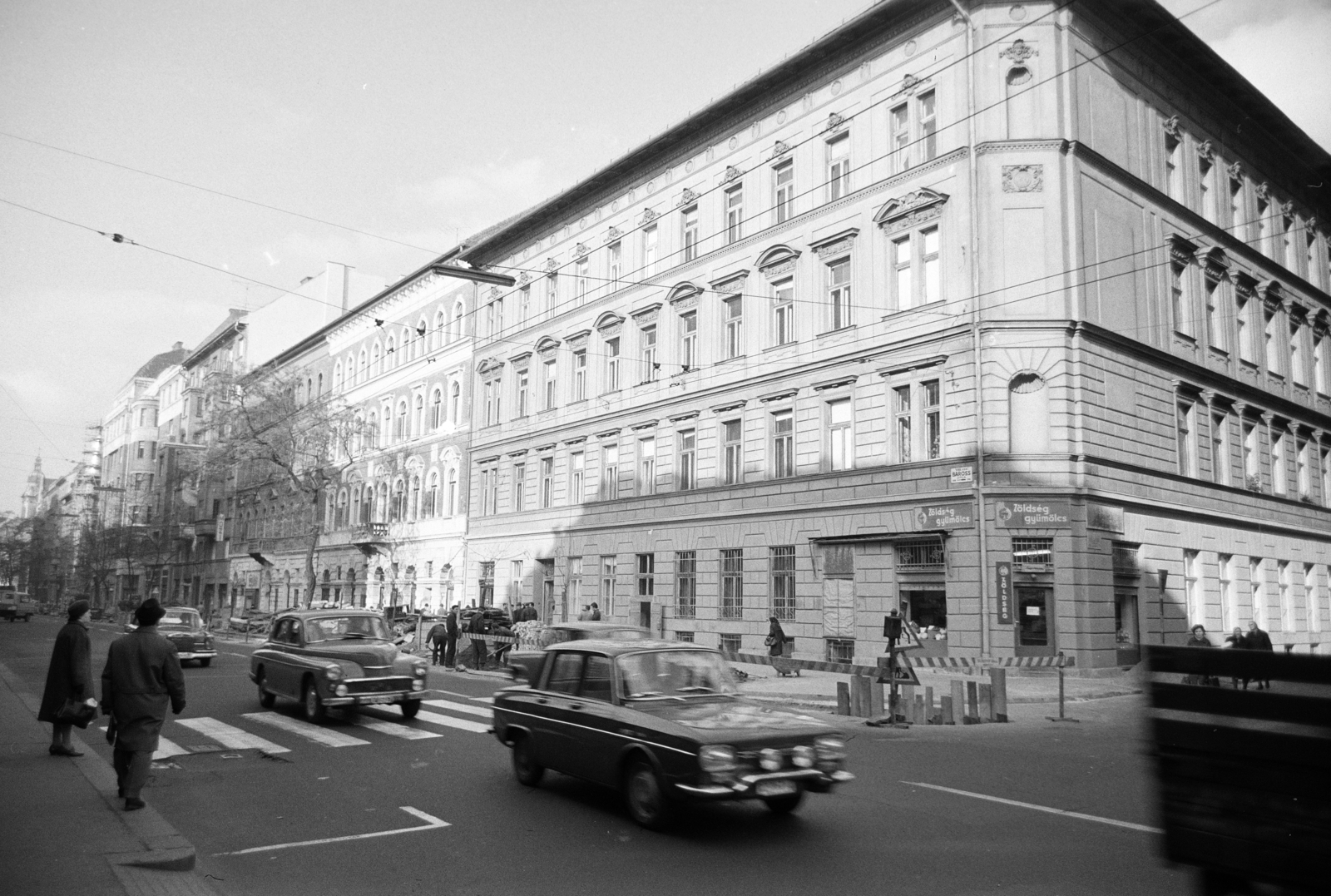 Magyarország, Budapest VIII., Baross utca - Koszorú utca sarok., 1967, Artfókusz, Fábián József, gyalogátkelő, forgalom, Skoda 1000 MB, Mercedes W110, Renault 10, FSO Warszawa 223, Budapest, Fortepan #279720
