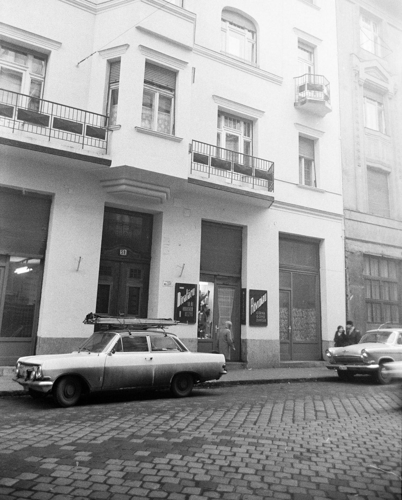 Magyarország, Budapest VII., Dohány utca, szemben a felújított 59-es számú ház., 1967, Artfókusz, Fábián József, GAZ M21 Volga, Opel Rekord A, Budapest, rövidáru, divatáru, Fortepan #279721
