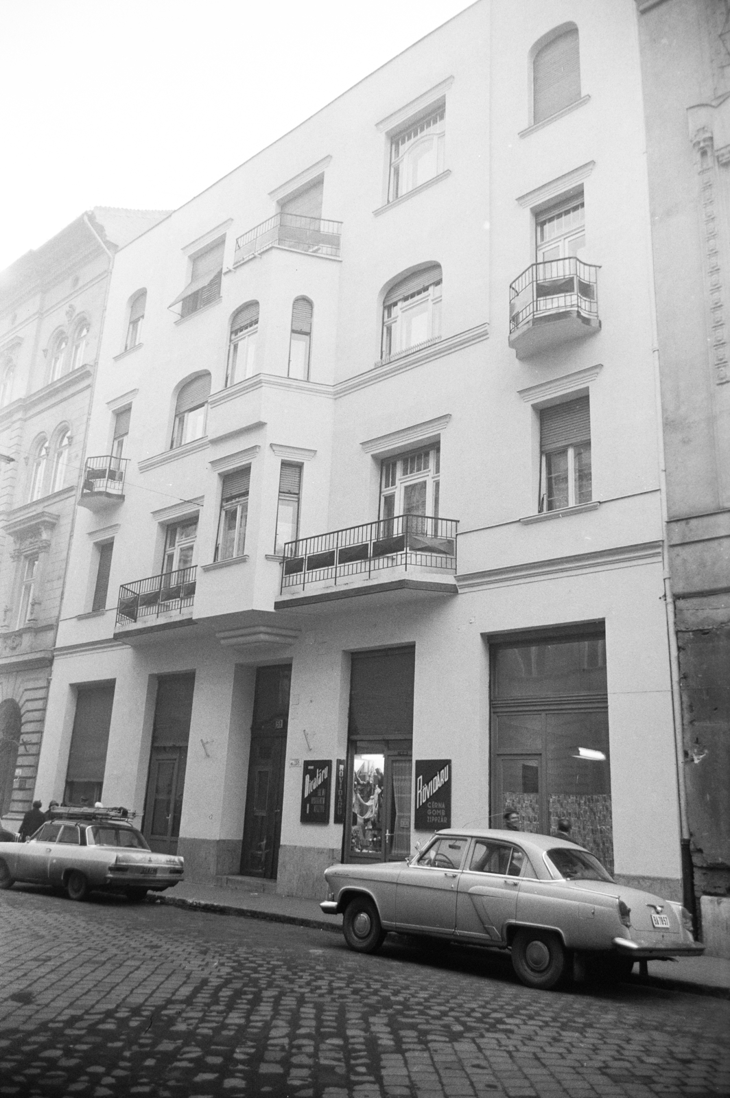 Magyarország, Budapest VII., Dohány utca, szemben a felújított 59-es számú ház., 1967, Artfókusz, Fábián József, GAZ M21 Volga, Opel Rekord A, Budapest, Fortepan #279722