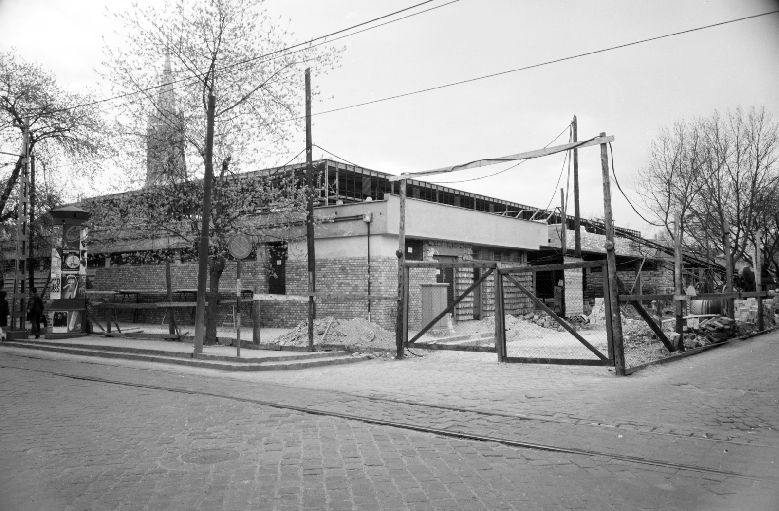 Magyarország, Budapest IV., Szent István (István) tér, a piac építkezése mögött az Egek Királynéja-templom tornya látható., 1967, Artfókusz, Fábián József, Budapest, Fortepan #279738