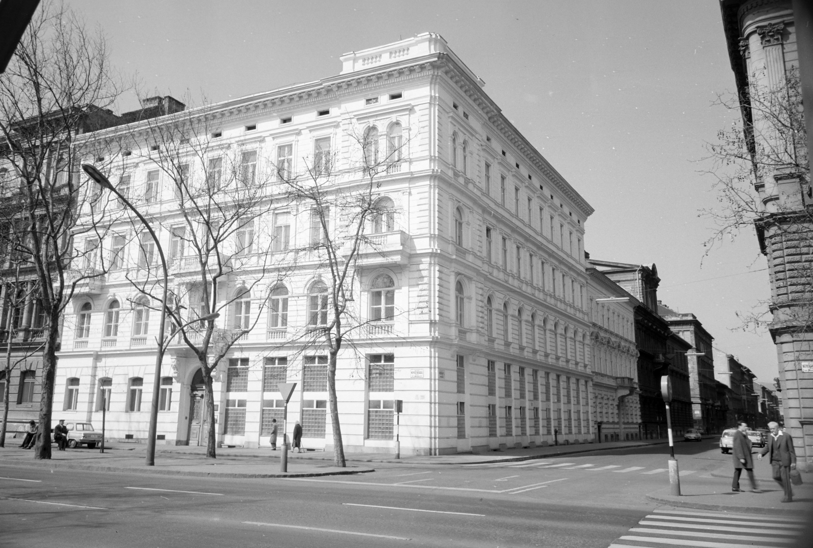 Hungary, Budapest VI., Andrássy út (Népköztársaság útja), szemben a 64. számú épület a Vörösmarty utcai kereszteződésnél., 1973, Artfókusz, Budapest, Fortepan #279741