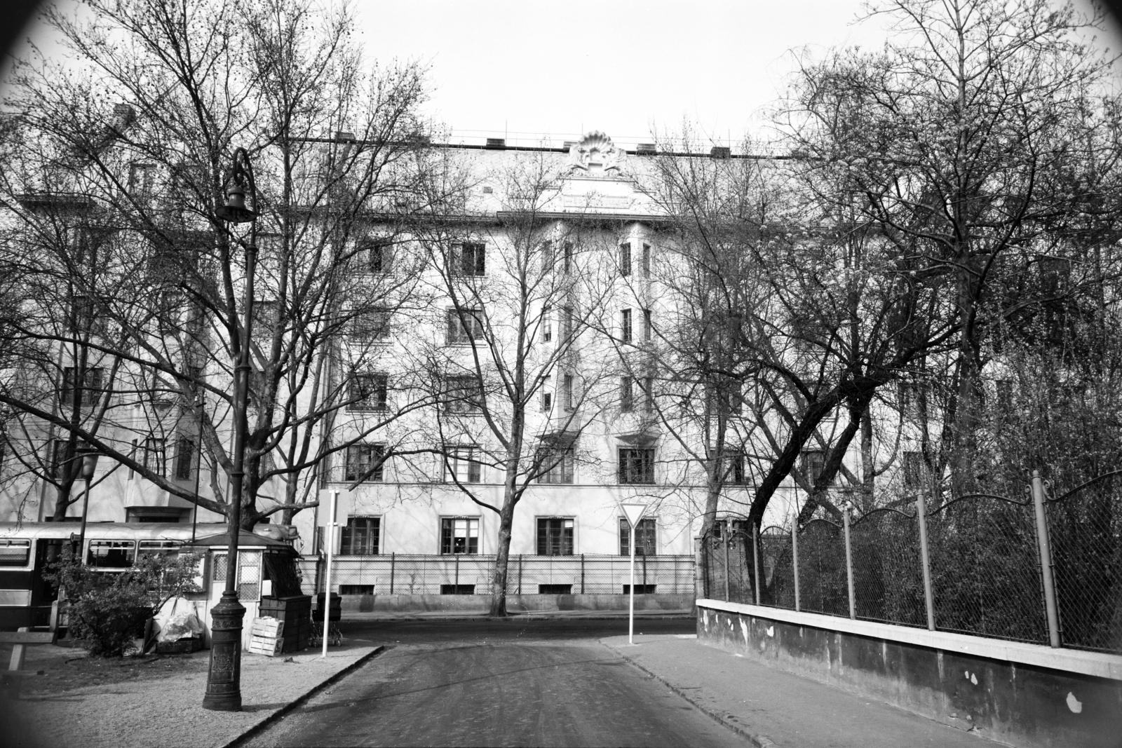 Magyarország, Budapest XIII., park a Gyöngyösi utca - Babér utca - Váci út határolta területen, jobbra a Madarász utcai gyermekkórház (később a Heim Pál Gyermekkórház része) kerítése. Szemben a Gyöngyösi utca 4., 1968, Artfókusz, Fábián József, Budapest, Fortepan #279749