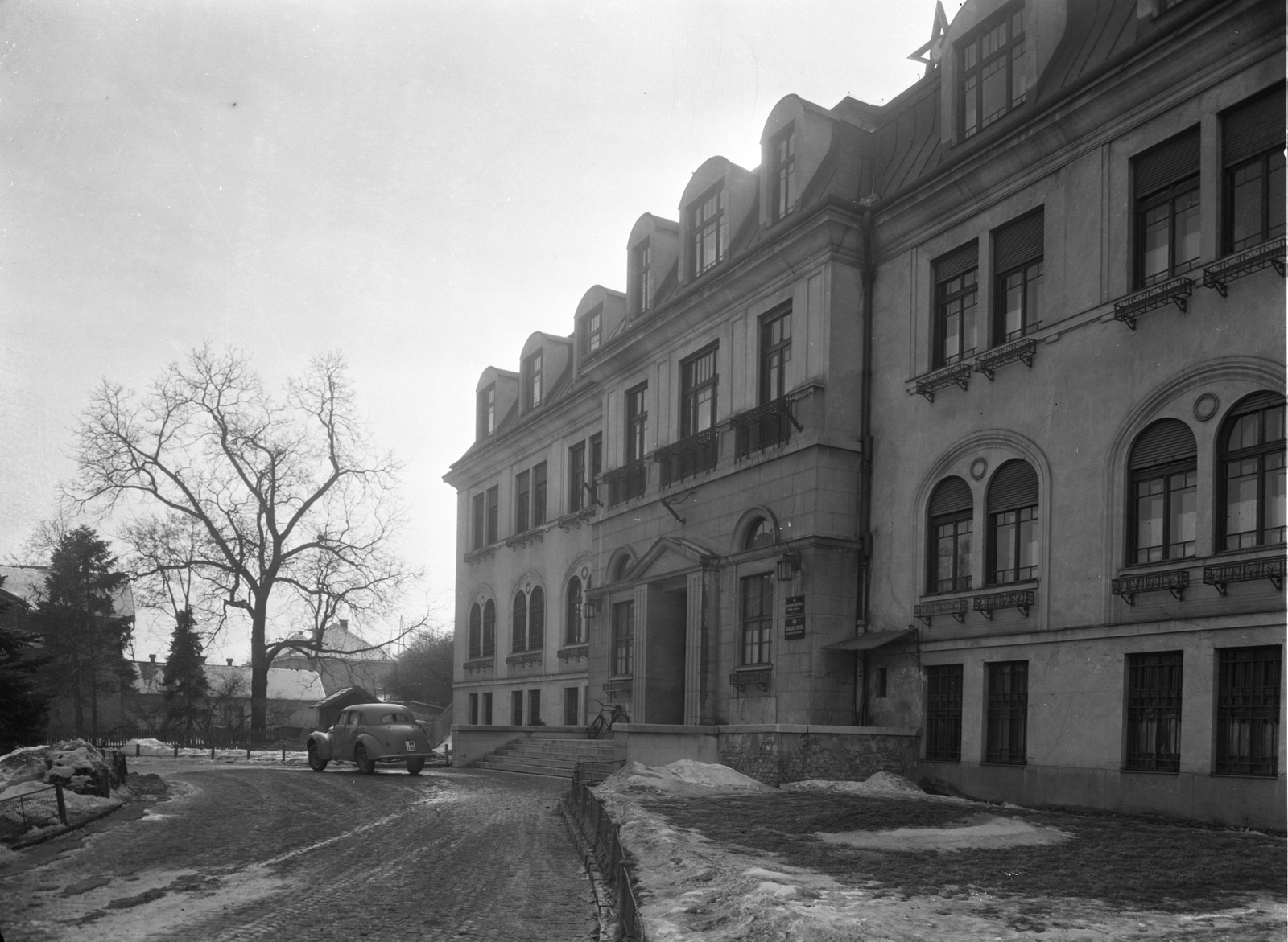Hungary, Salgótarján, Zemlinszky Rezső (Bajcsy-Zsilinszky) út 9. Megyei pártbizottság (korábban a Salgótarjáni Kőszénbánya Rt. Bányaigazgatóság) épülete., 1955, UVATERV, winter, Czechoslovak brand, Skoda-brand, public building, automobile, number plate, Fortepan #27975