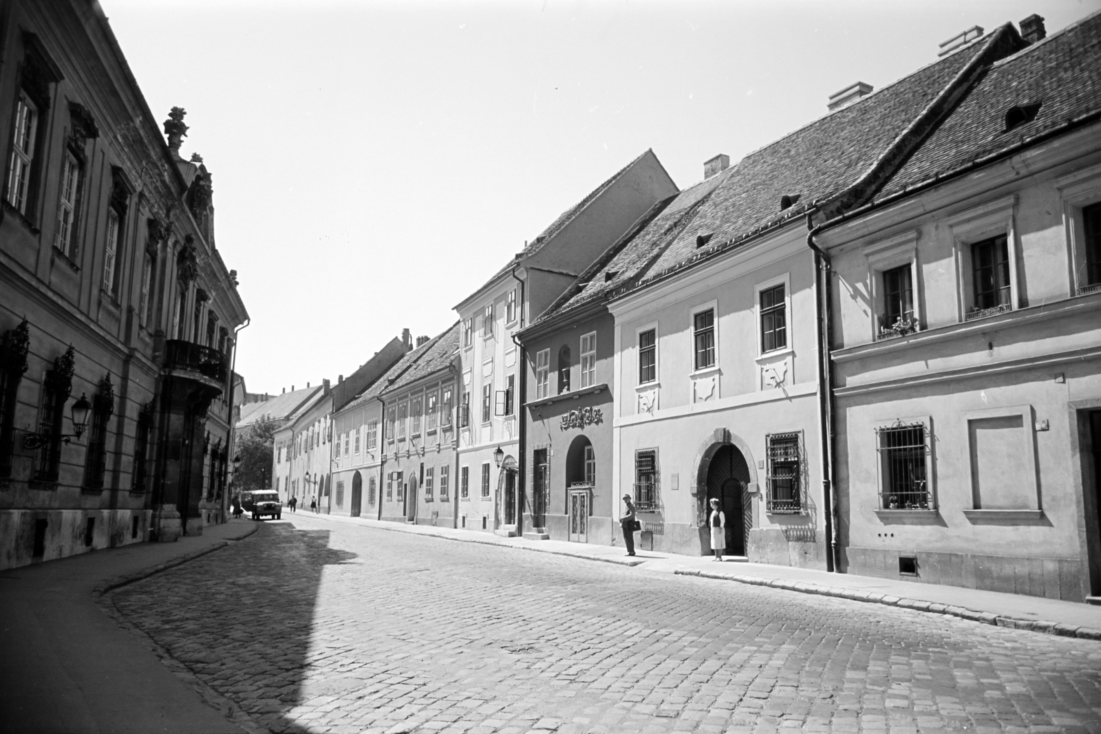 Magyarország, budai Vár, Budapest I., Táncsics Mihály utca, balra a 7. számú épület, az Erdődy-Hatvany palota., 1964, Artfókusz, Fábián József, Budapest, Fortepan #279758