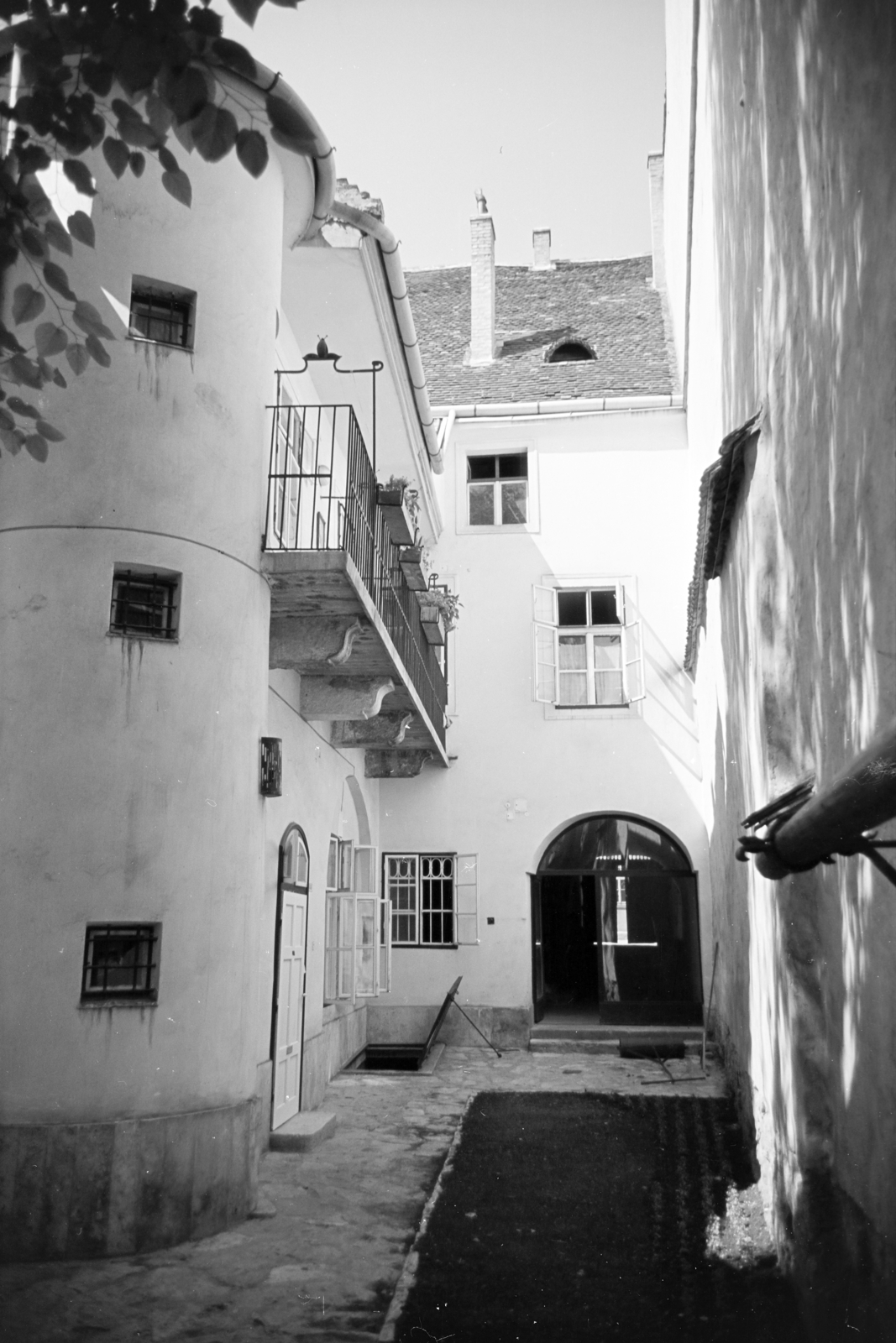 Magyarország, budai Vár, Budapest I., Táncsics Mihály utca, a felújított 5-ös számú ház udvara., 1964, Artfókusz, Fábián József, Budapest, Fortepan #279761