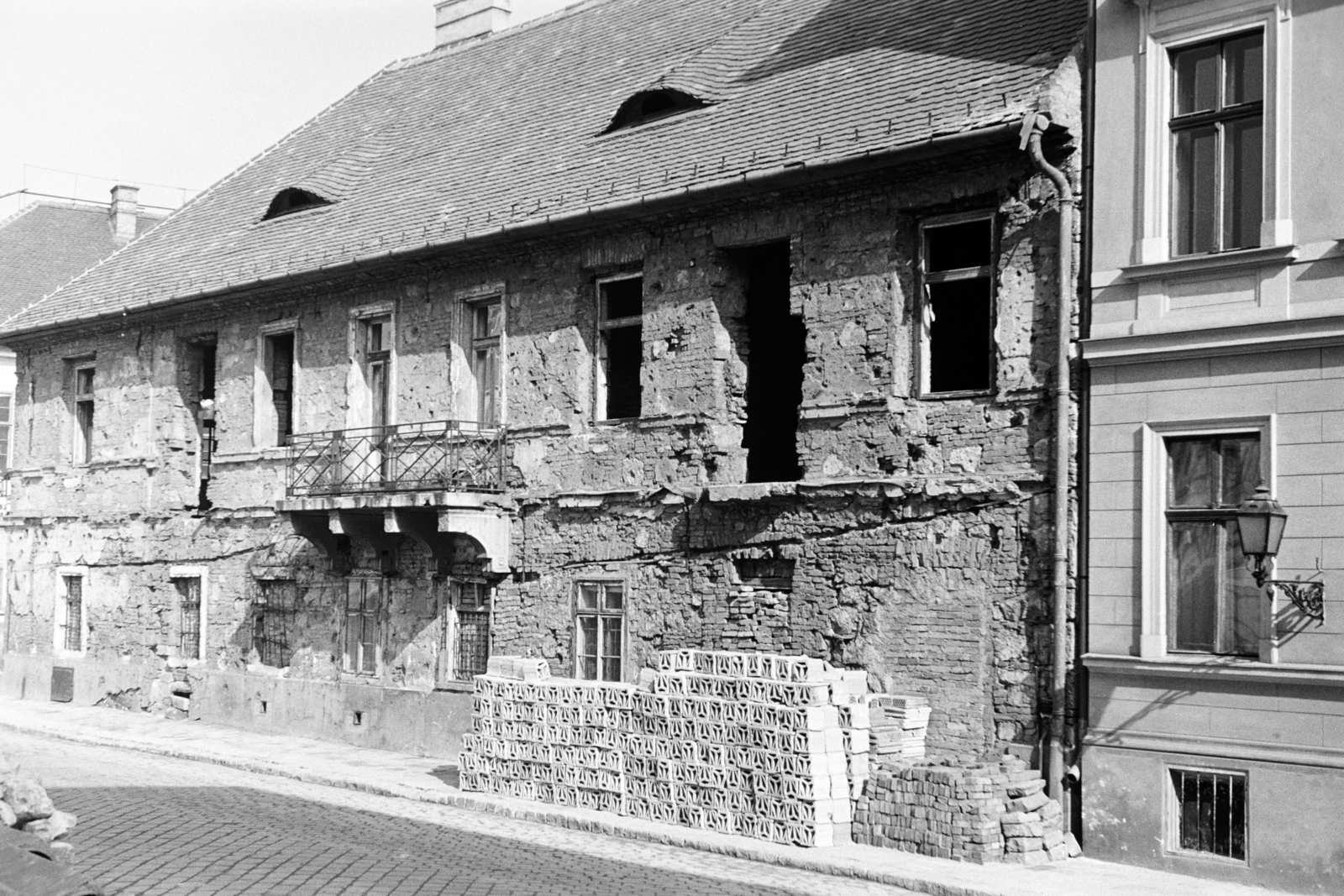 Hungary, Budapest I., a romos Országház utca 29-es számú ház., 1958, Artfókusz, damaged building, brick, Budapest, Fortepan #279768