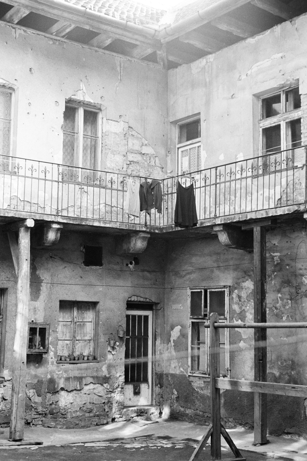 Magyarország, budai Vár, Budapest I., a felújítás alatt álló Nándor (Petermann bíró) utca 4-es számú ház udvara., 1958, Artfókusz, Fábián József, belső udvar, körfolyosó, poroló, Budapest, Fortepan #279769