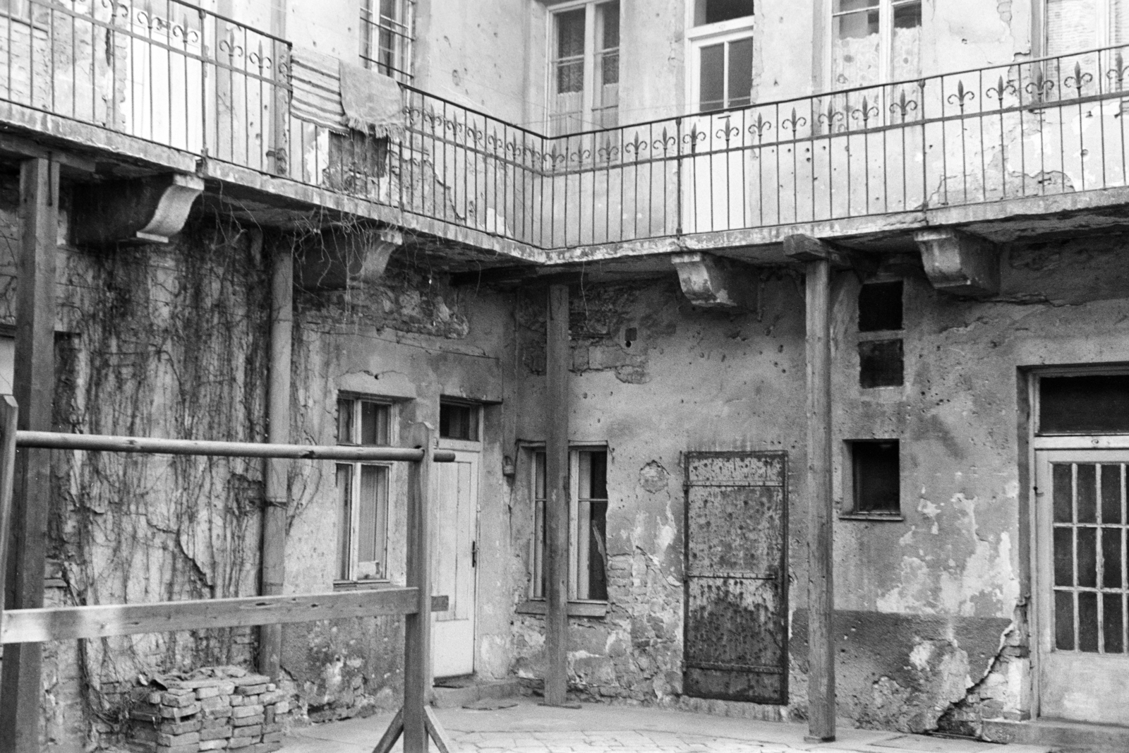 Hungary, Budapest I., a felújítás alatt álló Nándor (Petermann bíró) utca 4-es számú ház udvara., 1958, Artfókusz, inner courtyard, courtyard balcony, Budapest, Fortepan #279770