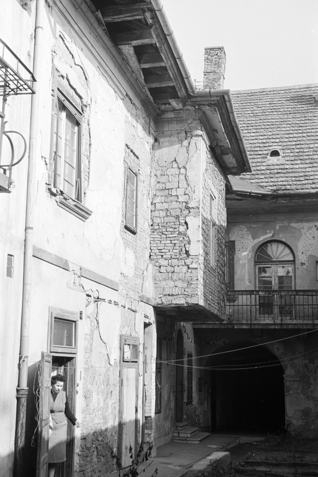Hungary, Budapest I., a felújítás előtt álló Országház utca 22-es számú ház udvara., 1958, Artfókusz, inner courtyard, Budapest, Fortepan #279772