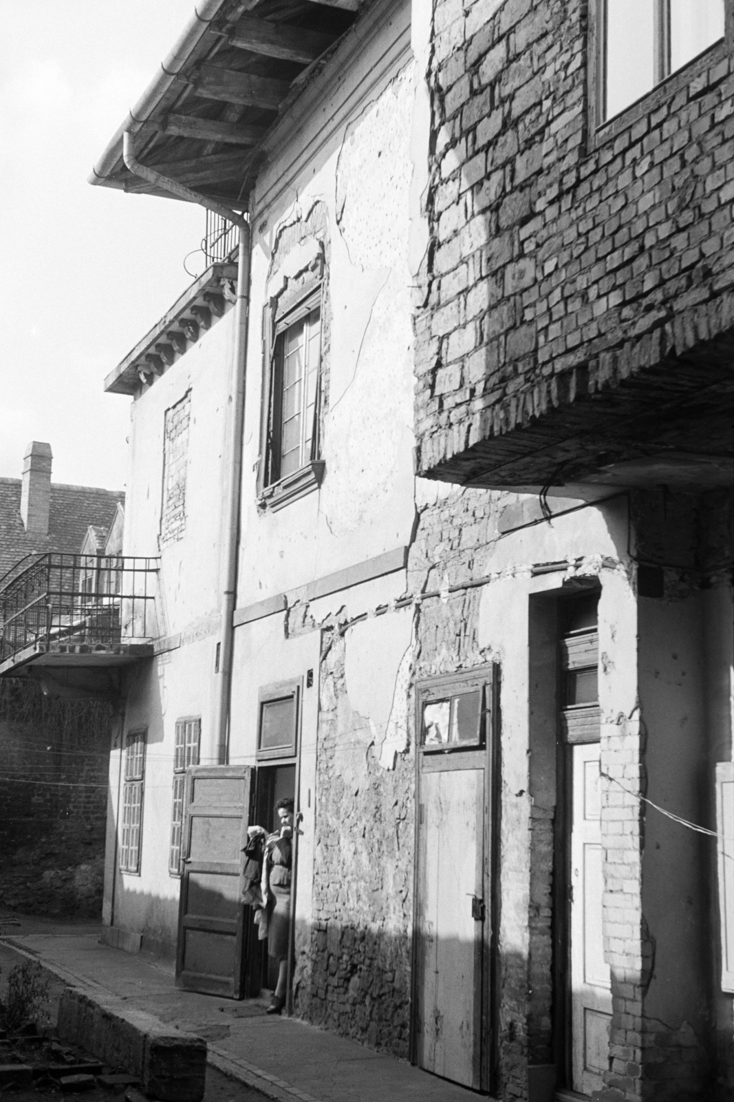 Magyarország, budai Vár, Budapest I., a felújítás előtt álló Országház utca 22-es számú ház udvara, háttérben balra az Úri utca 45-ös számú ház tetőzete., 1958, Artfókusz, Fábián József, belső udvar, Budapest, Fortepan #279773