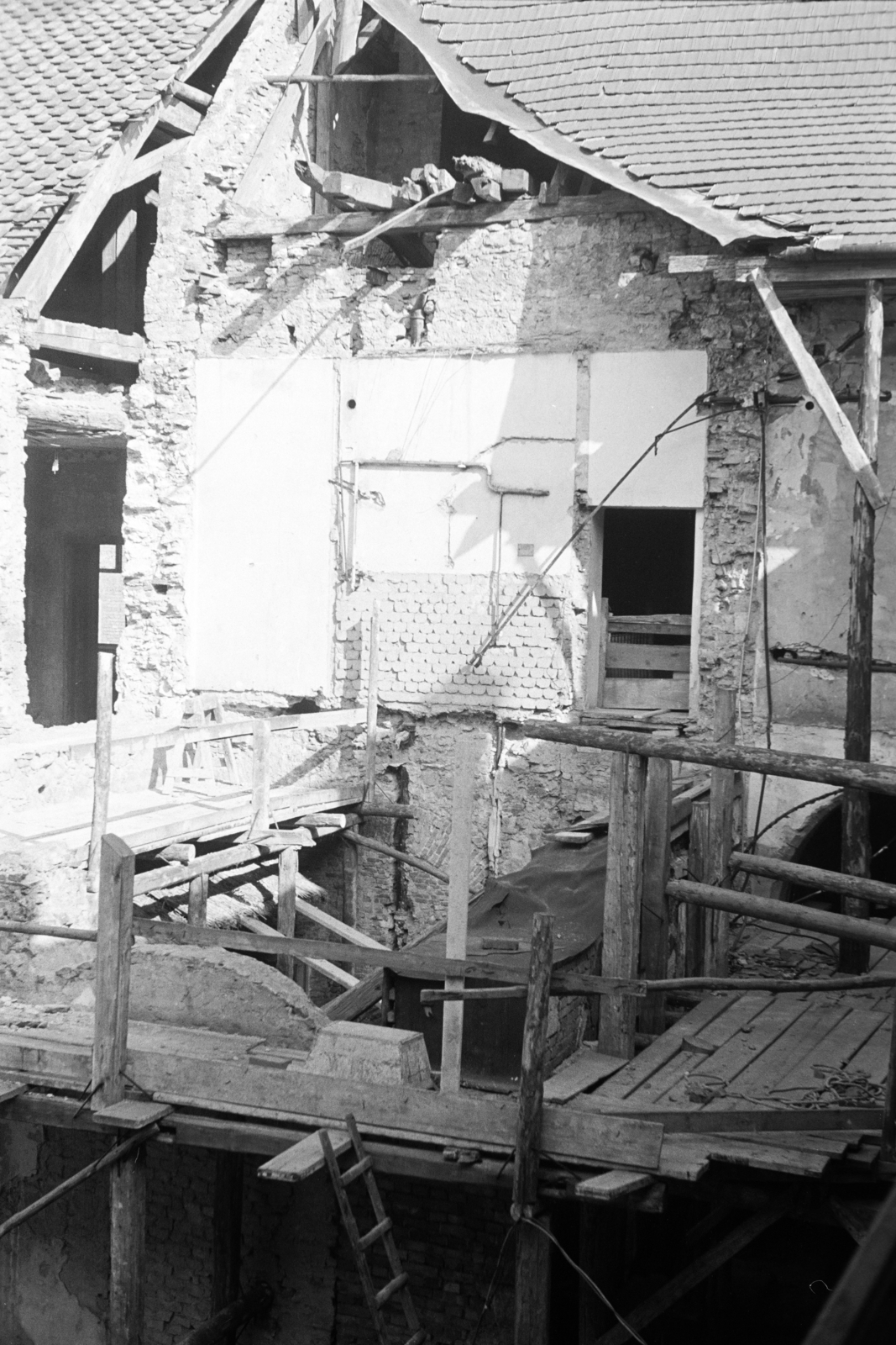 Hungary, Budapest I., a romos állapotban lévő Országház utca 2-es számú ház udvara., 1958, Artfókusz, renovation, Budapest, Fortepan #279776