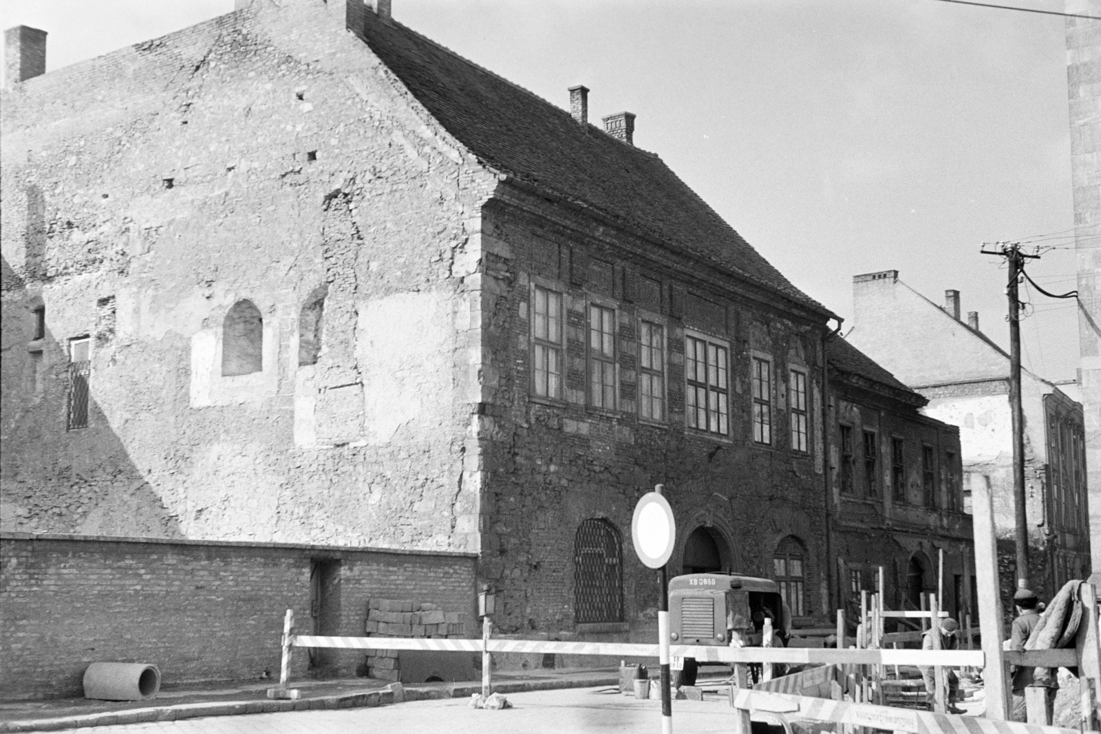 Magyarország, budai Vár, Budapest I., Országház utca 2., 1959, Artfókusz, Fábián József, tűzfal, lakóház, kompresszor, munkatér-határolás, Budapest, Fortepan #279778