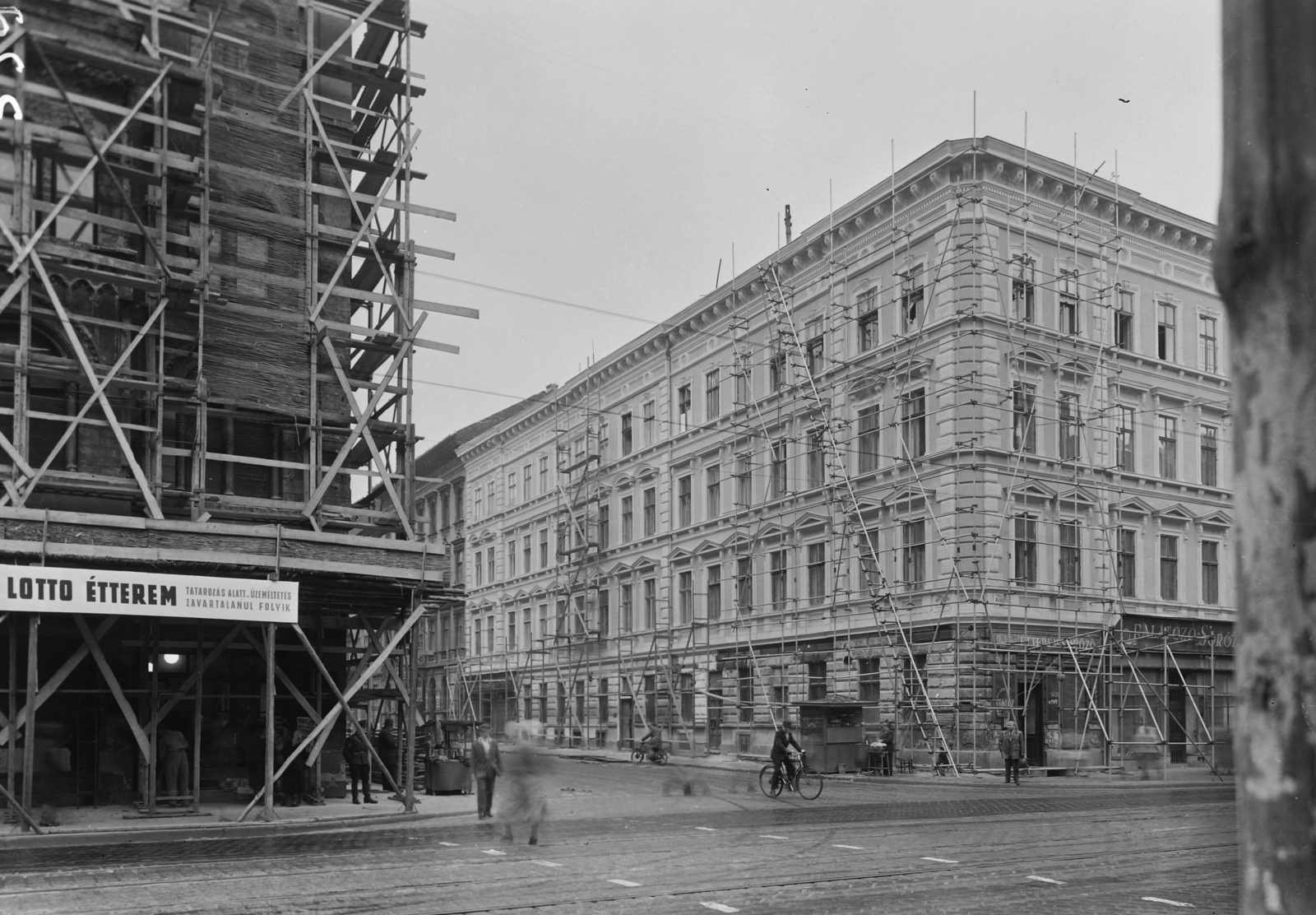 Hungary, Budapest VIII., Rákóczi út - Kiss József utca sarok., 1957, UVATERV, sign-board, construction, restaurant, scaffolding, Budapest, Fortepan #27978