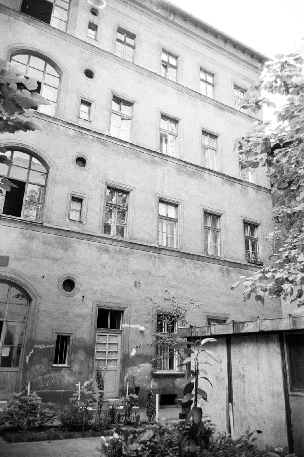 Hungary, Budapest VII., a Thököly út 16. szám alatti ház udvara., 1969, Artfókusz, Budapest, Fortepan #279792