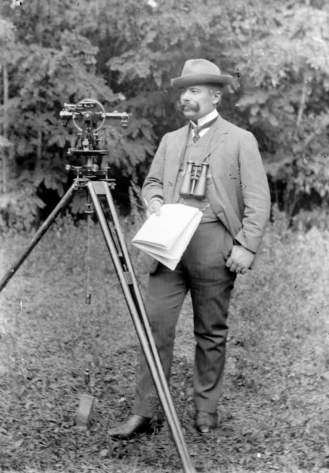 Hungary, földmérő egy Süss réz teodolittal., 1910, Fortepan, telescope, man, theodolite, moustache, Fortepan #2798