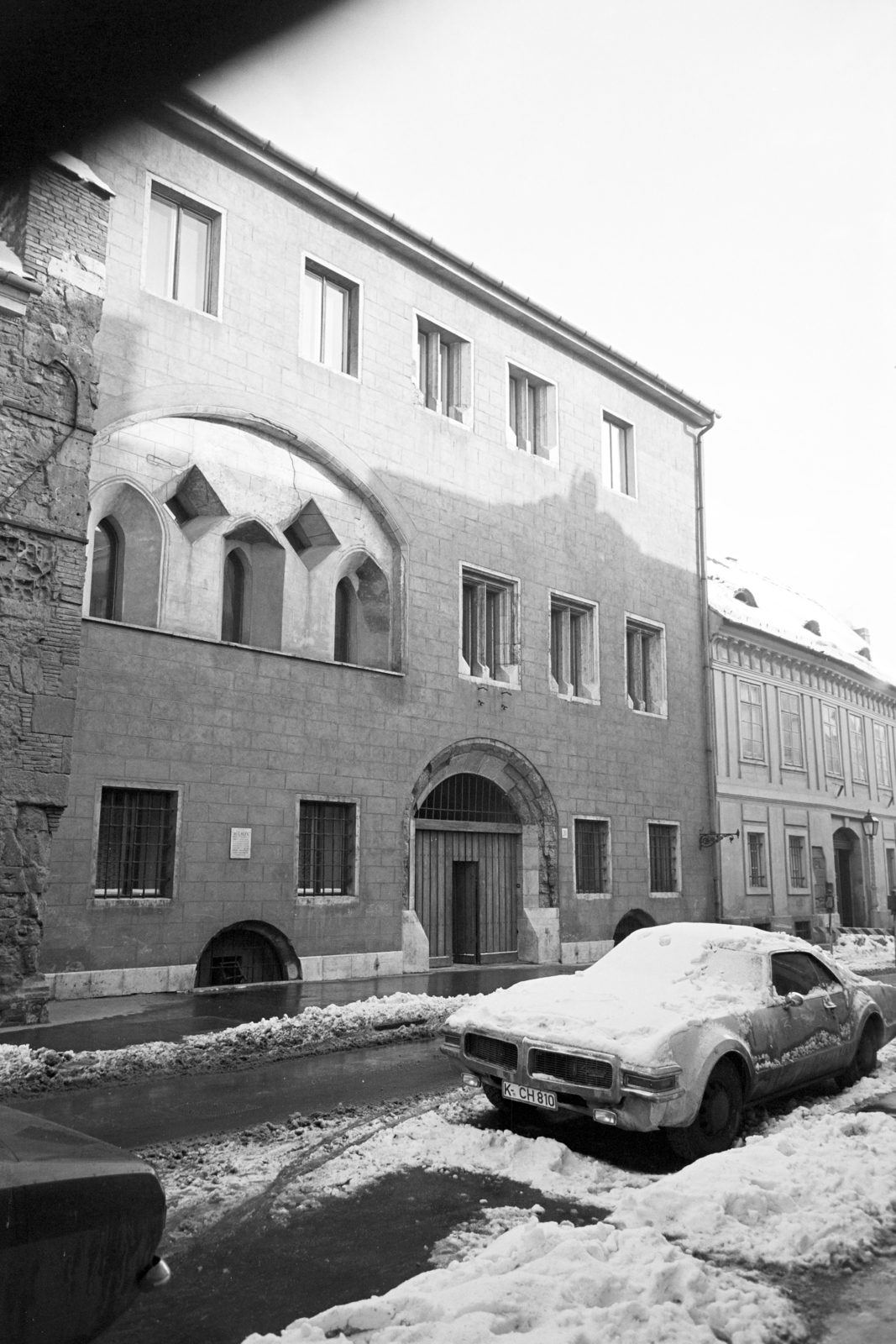 Magyarország, budai Vár, Budapest I., Úri utca, szemben a felújított 31-es számú ház., 1971, Artfókusz, Fábián József, Oldsmobile Toronado, Budapest, Fortepan #279804