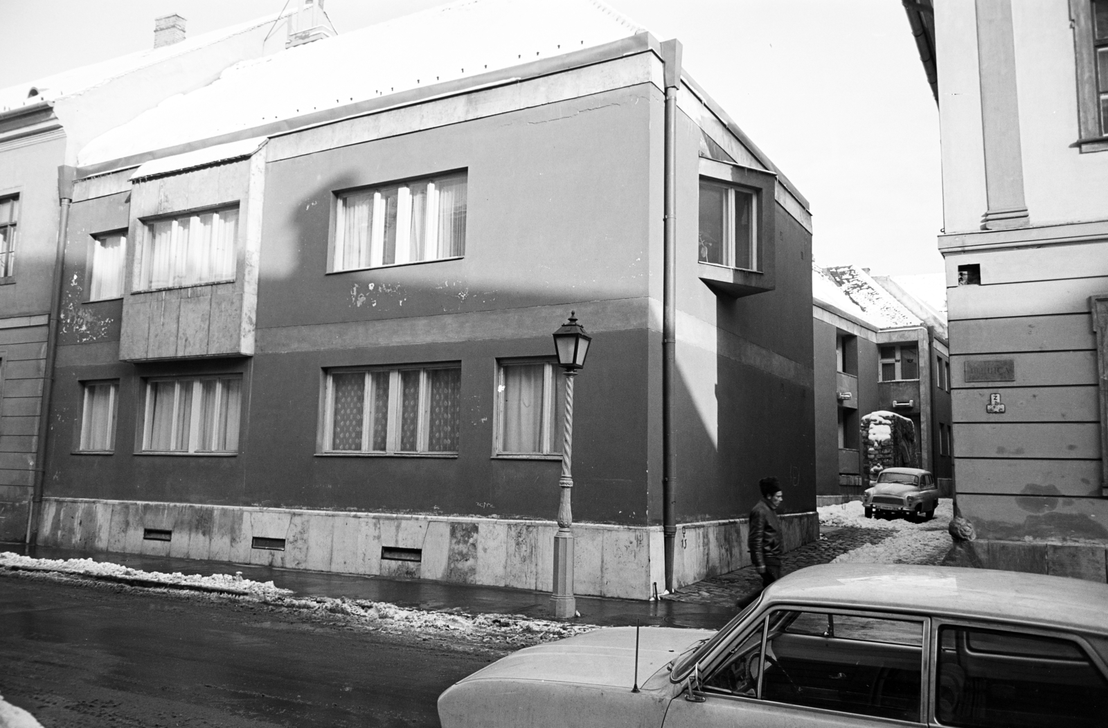 Magyarország, budai Vár, Budapest I., Úri utca, szemben a 41-es számú ház, jobbra a Dárda utcában a középkori falmaradvány látható., 1971, Artfókusz, Fábián József, Skoda Octavia, Opel Kadett B, Budapest, Fortepan #279805
