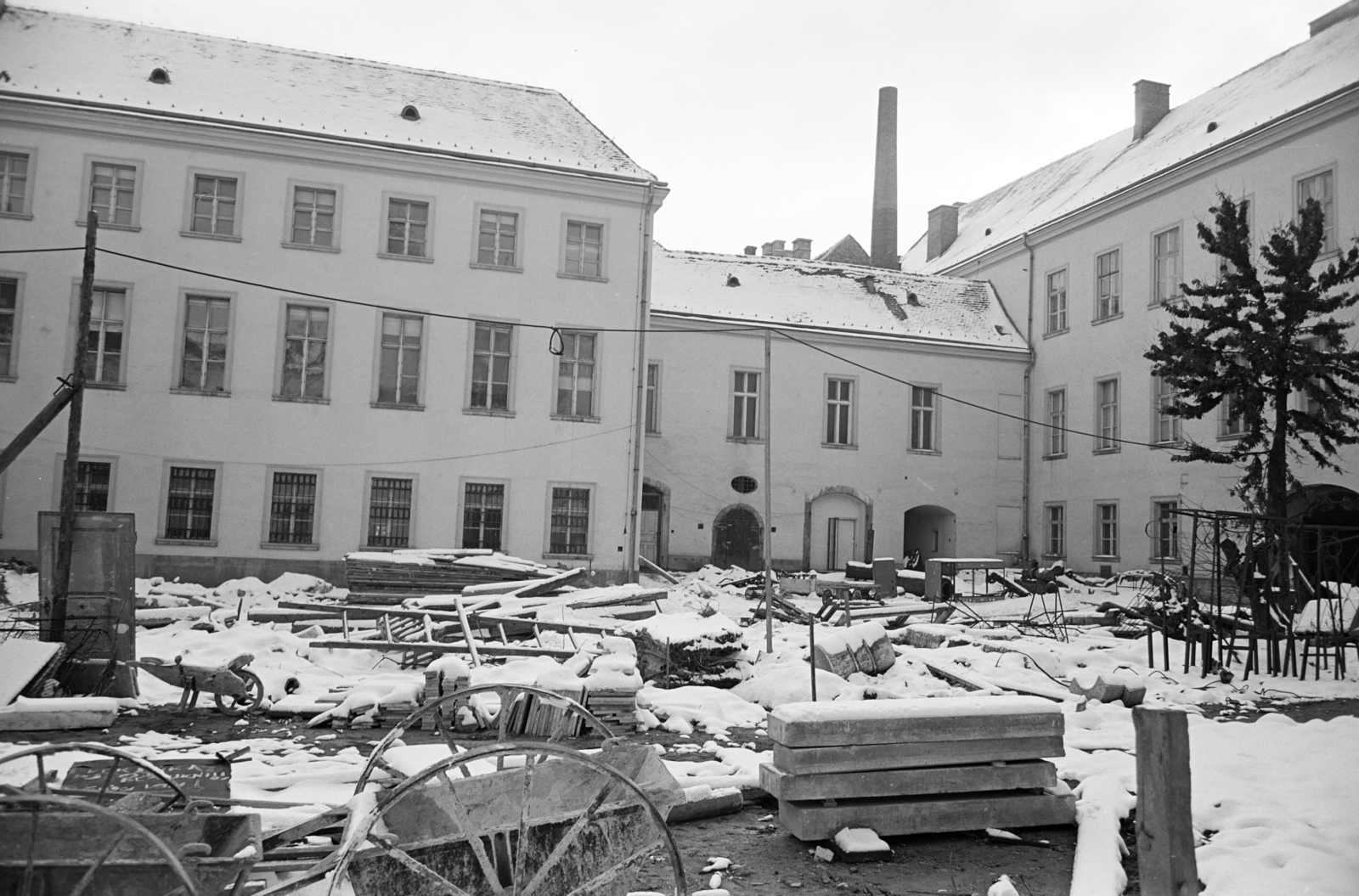 Hungary, Budapest I., Országház utca 28, számú épület udvara. Szemben a korábbi Királyi Kúria (a legfőbb bíróság), illetve Országház céljára átépített egykori klarissza kolostor, ekkor a Magyar Tudományos Akadémia (MTA) Állam- és Jogtudományi Intézetének homlokzata. Jobbra az Úri utca 49. szám alatti MTA Könyvtár épülete látható., 1971, Artfókusz, Budapest, Fortepan #279809