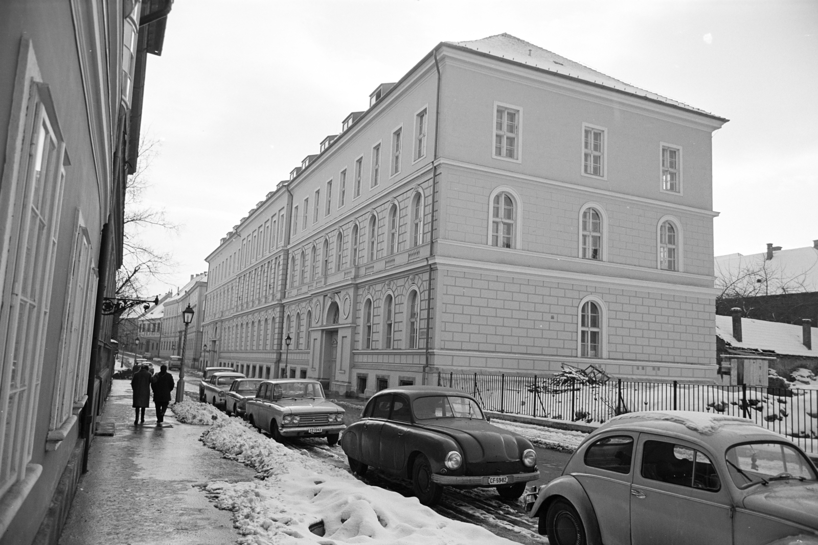 Hungary, Budapest I., Országház utca, szemben a 28., 30. és 32. szám alatt, a Magyar Tudományos Akadémia (MTA) kutatóintézeteinek tömbje. Előtérben a Társadalomkutató Központ, korábban a Belügyminisztérium épülete., 1971, Artfókusz, Volkswagen Beetle, number plate, Budapest, Fortepan #279814