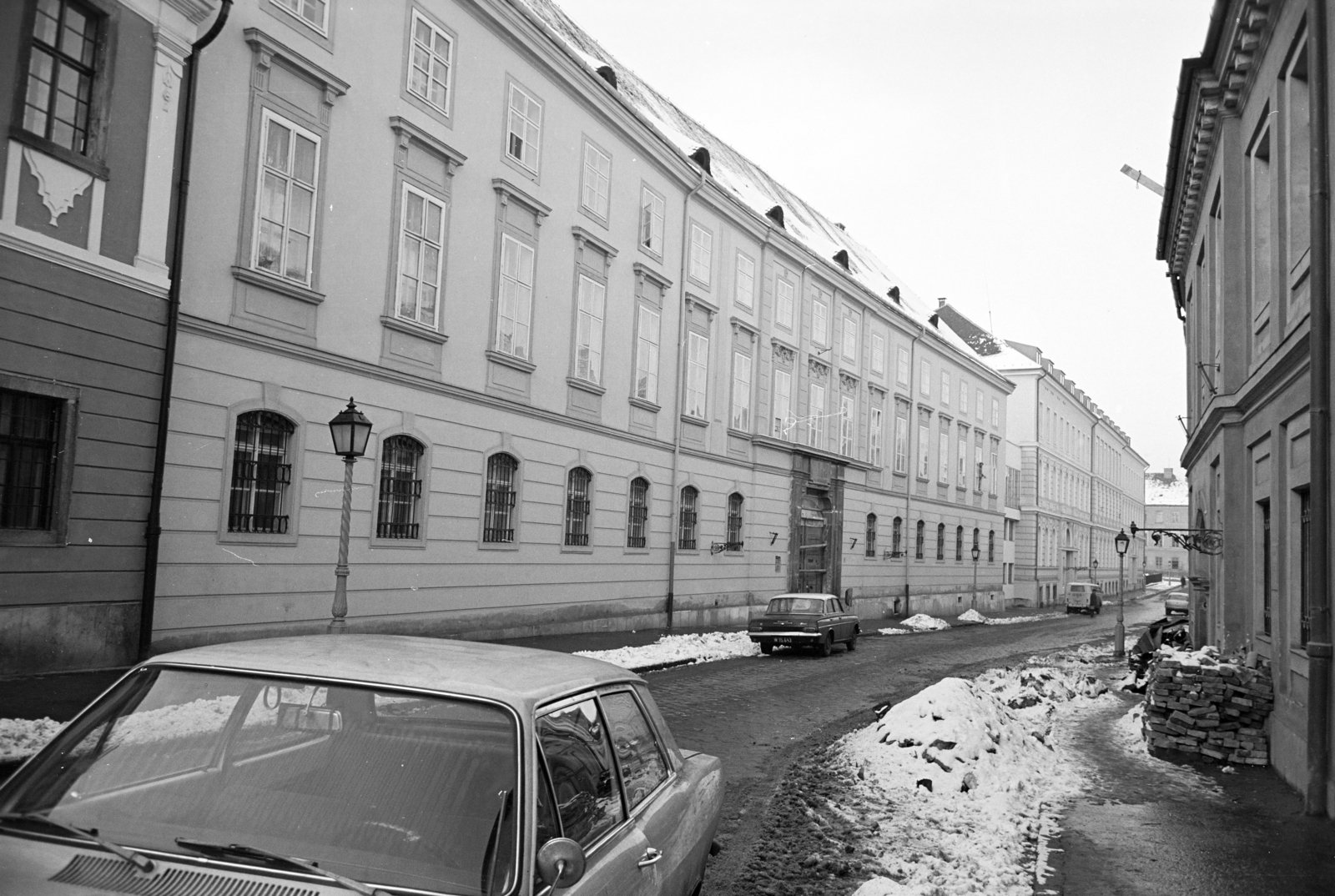 Magyarország, budai Vár, Budapest I., Országház utca, túloldalon a Magyar Tudományos Akadémia (MTA) kutatóintézeteinek tömbje. Szemben a 28-as szám alatt a korábbi Királyi Kúria (a legfőbb bíróság), illetve Országház céljára átépített egykori klarissza kolostor, ekkor a Régészeti, Szociológiai Kutatóintézet épülete., 1971, Artfókusz, Fábián József, Budapest, Fortepan #279817