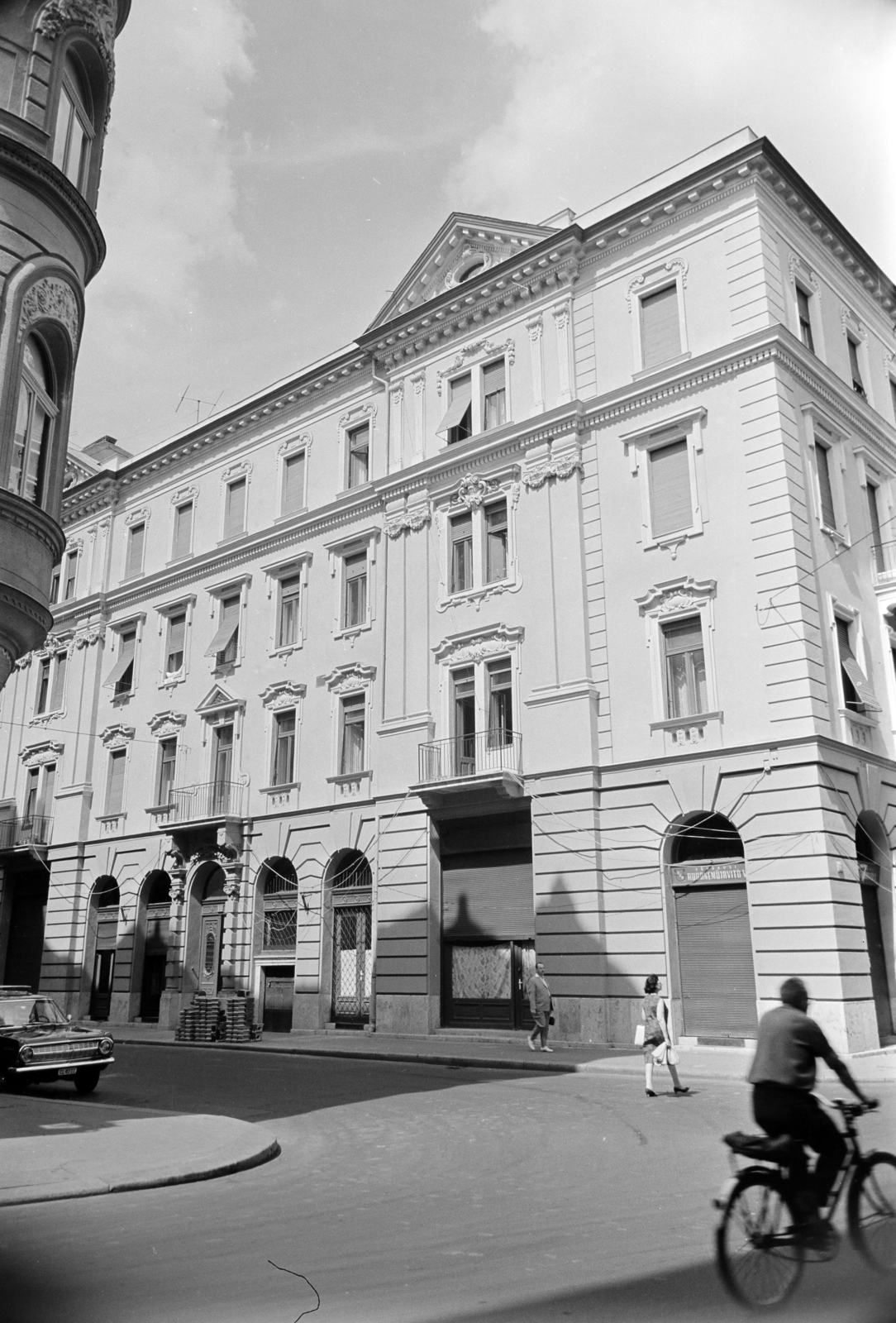 Magyarország, Budapest VII., a Kertész utca 33. számú ház a Dob utcai kereszteződésnél.., 1968, Artfókusz, Fábián József, kerékpár, Budapest, Fortepan #279820